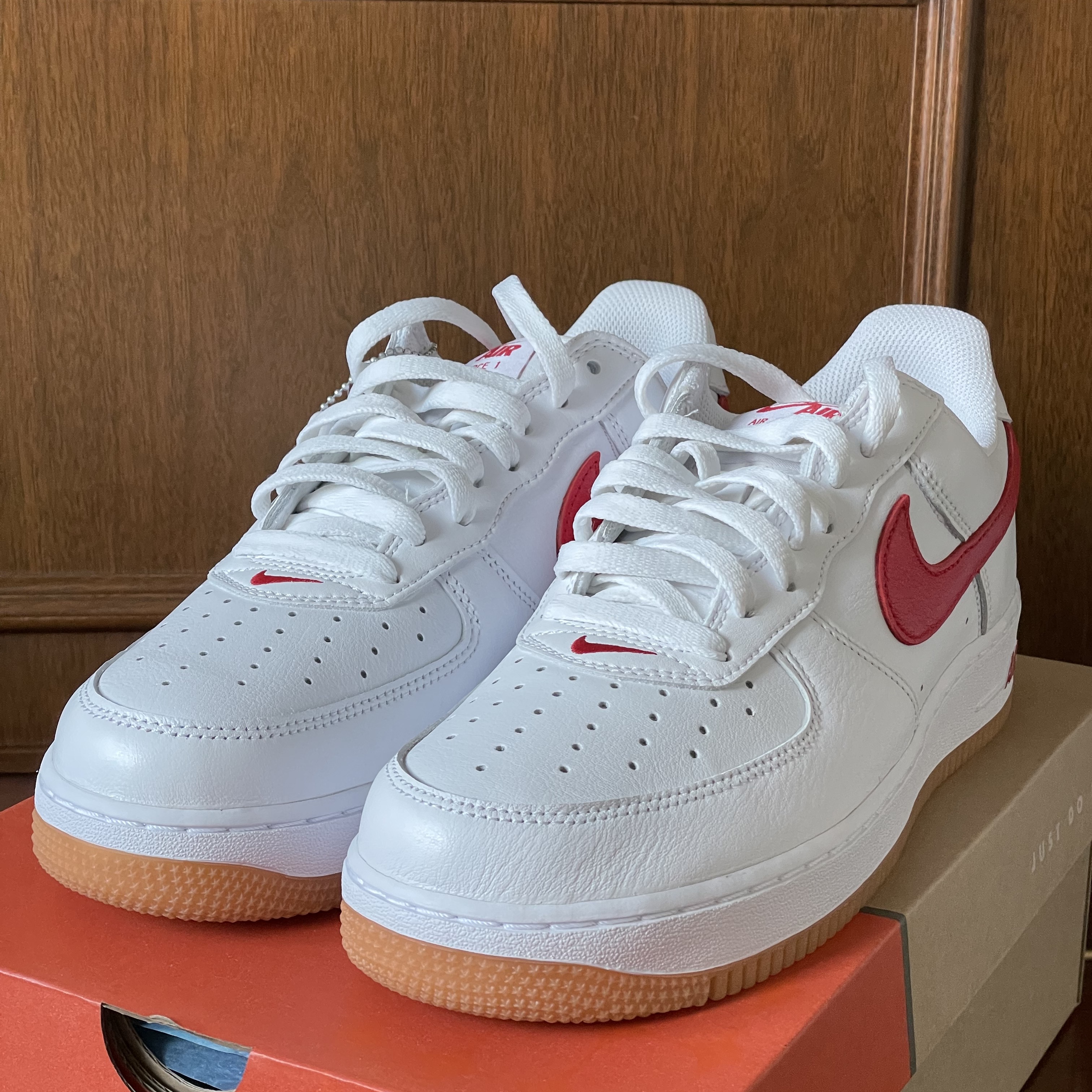 Nike Air Force 1 Low Retro Color of the Month University Red 착용 스타일 - 2