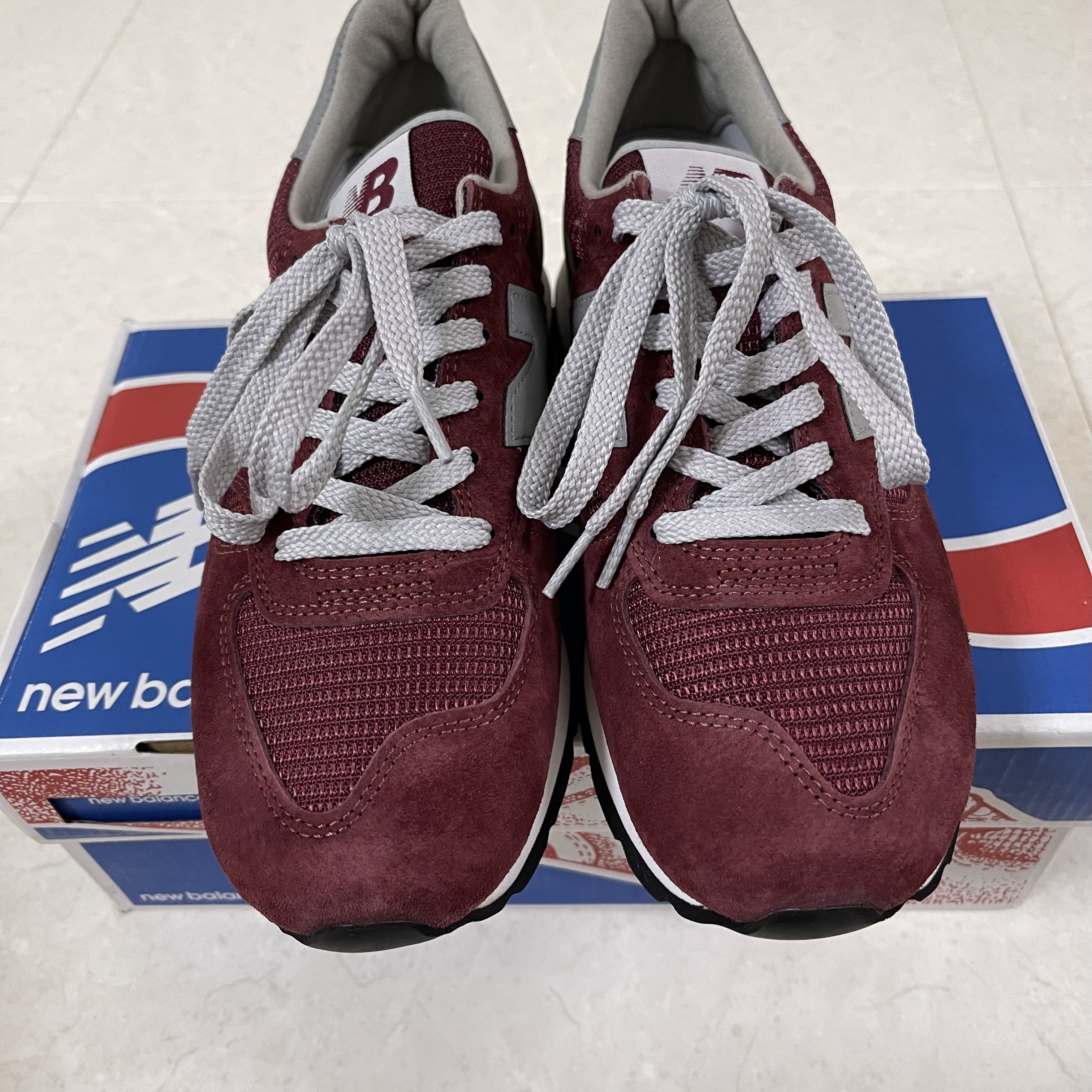New Balance 990 Made in USA Bringback Burgundy 착용 스타일 - 2