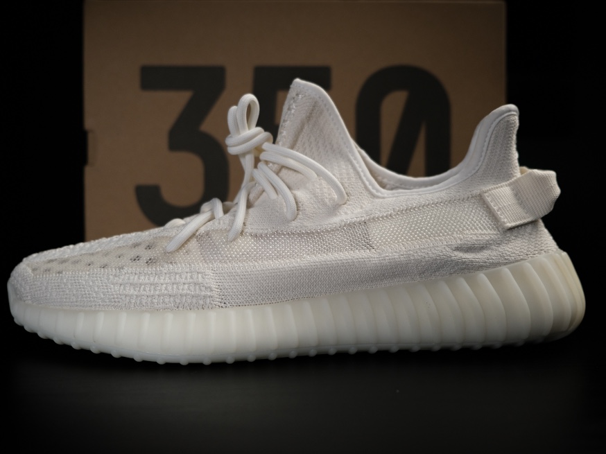 Adidas Yeezy Boost 350 V2 Bone 착용 스타일