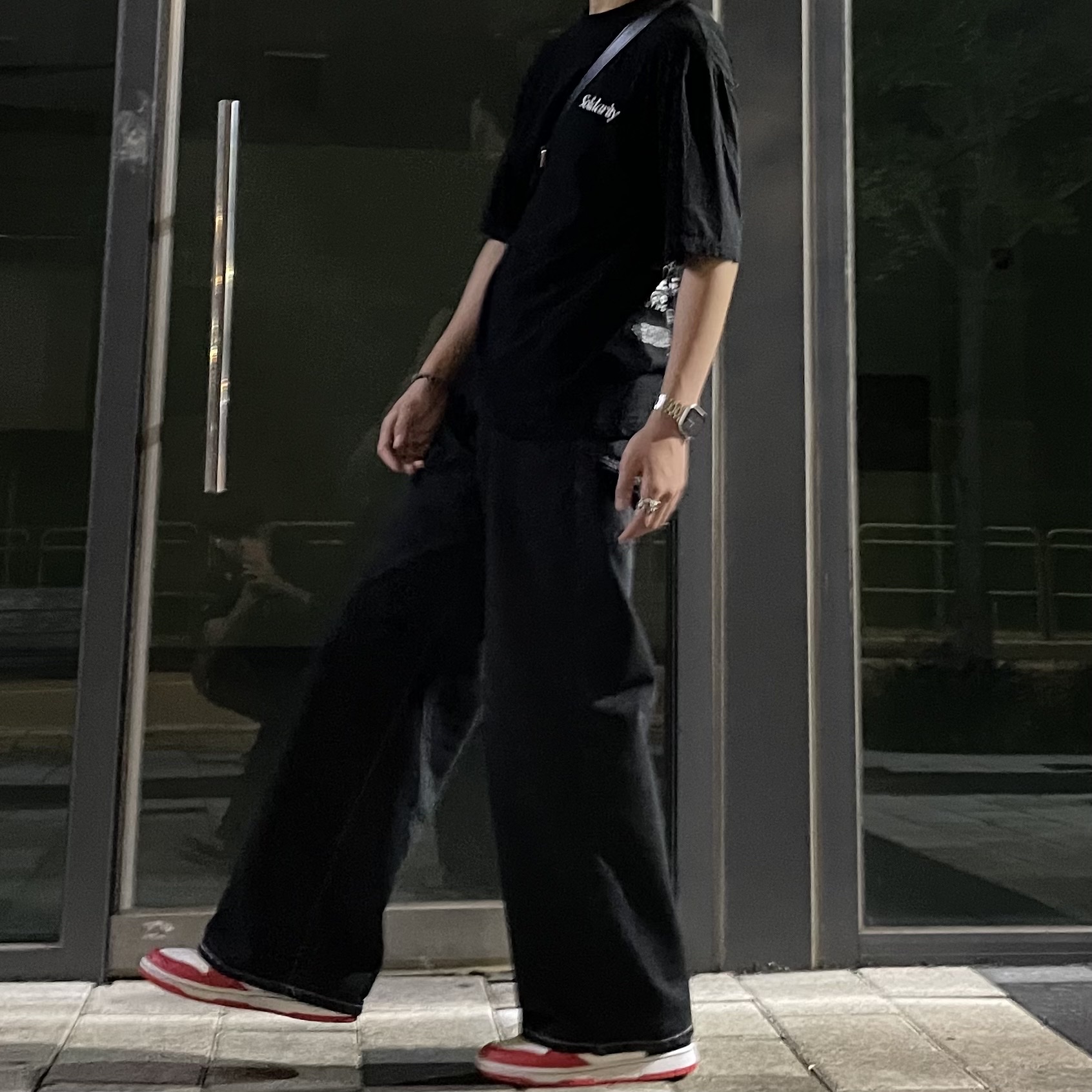 Nike x NBA Dunk Low Retro EMB Black and Chile Red 착용 스타일 - 3