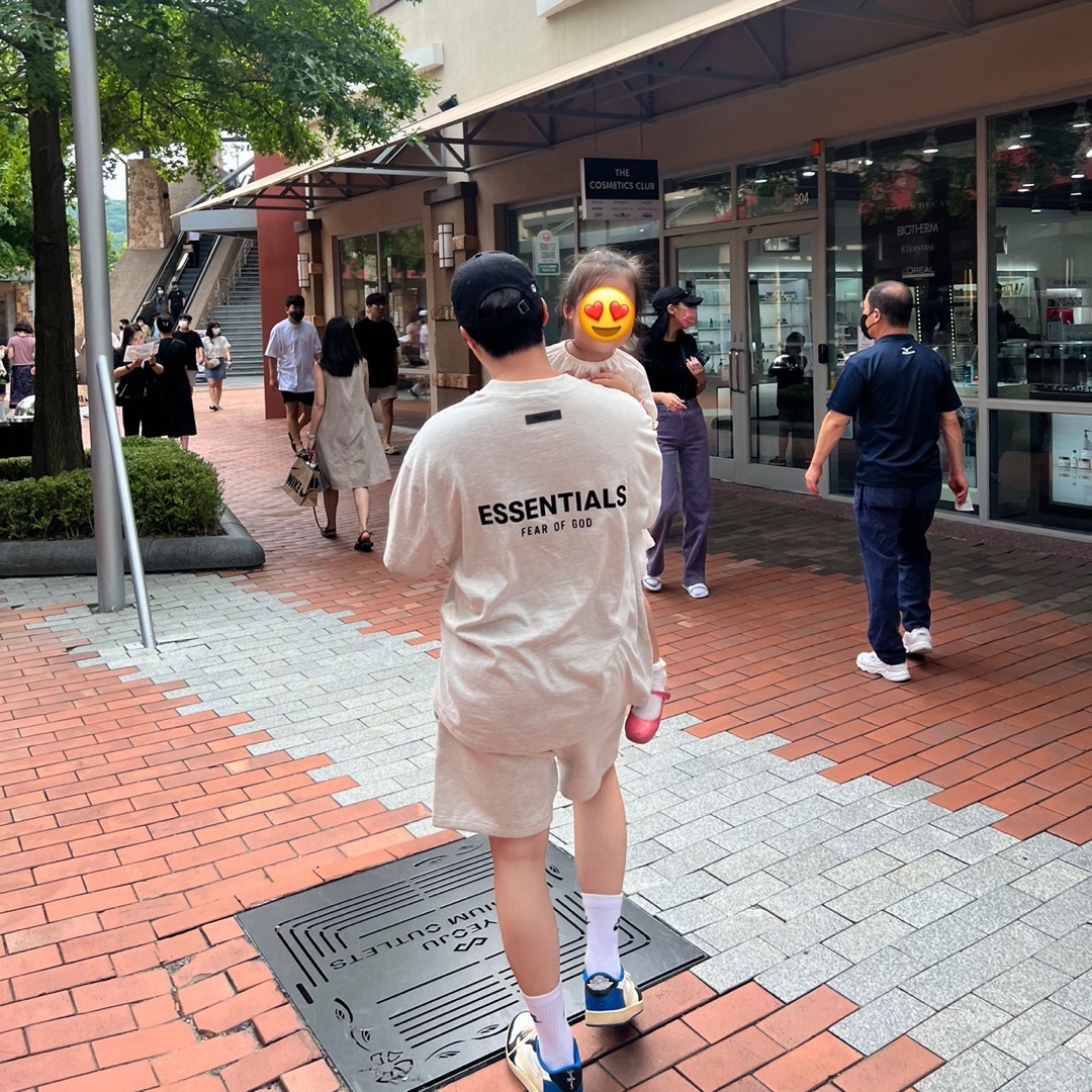 Jordan 1 x Travis Scott x Fragment Retro Low OG SP Military Blue, Essentials The Core Collection T-Shirt Light Oatmeal 착용 스타일