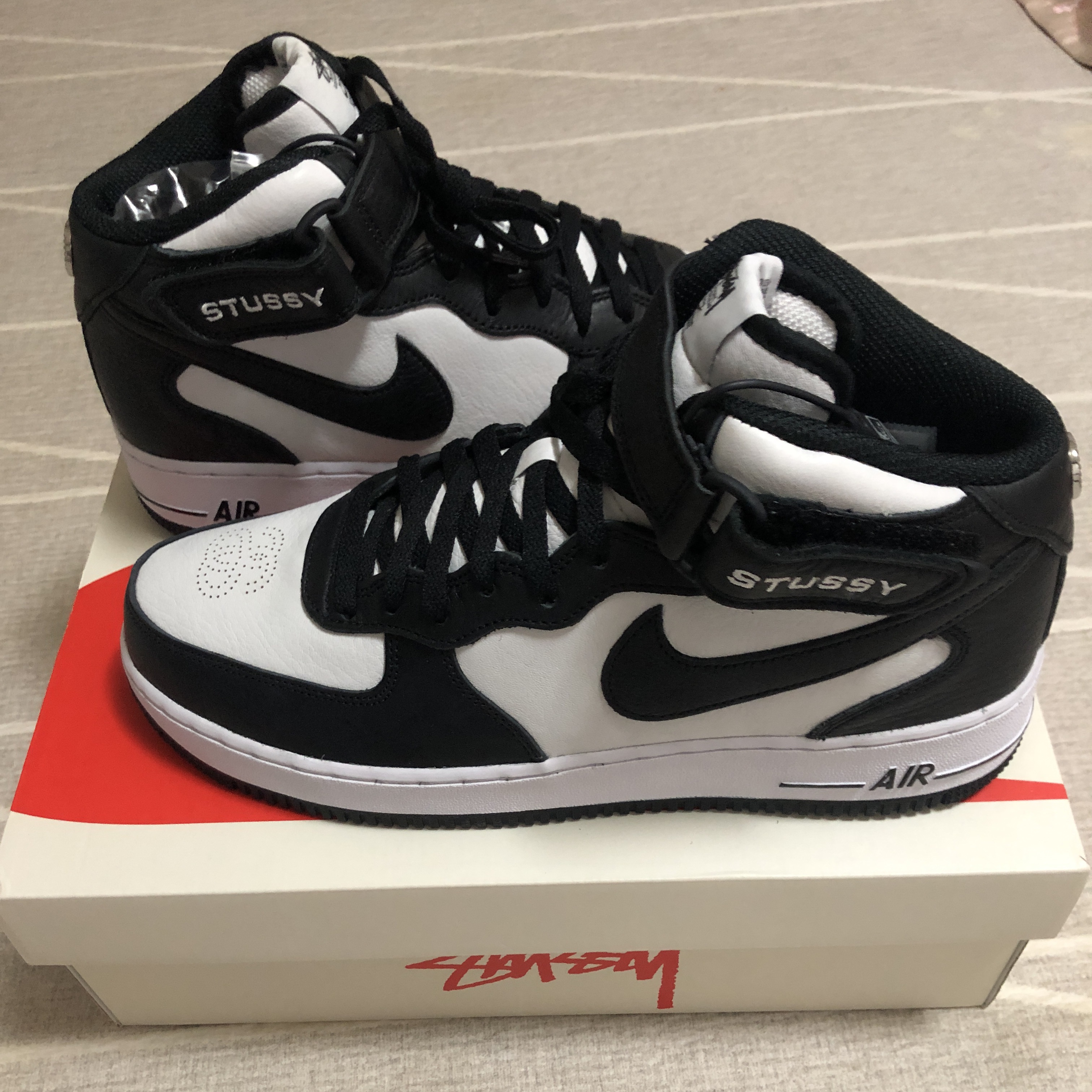 Nike x Stussy Air Force 1 '07 Mid SP Black and Light Bone 착용 스타일 - 2