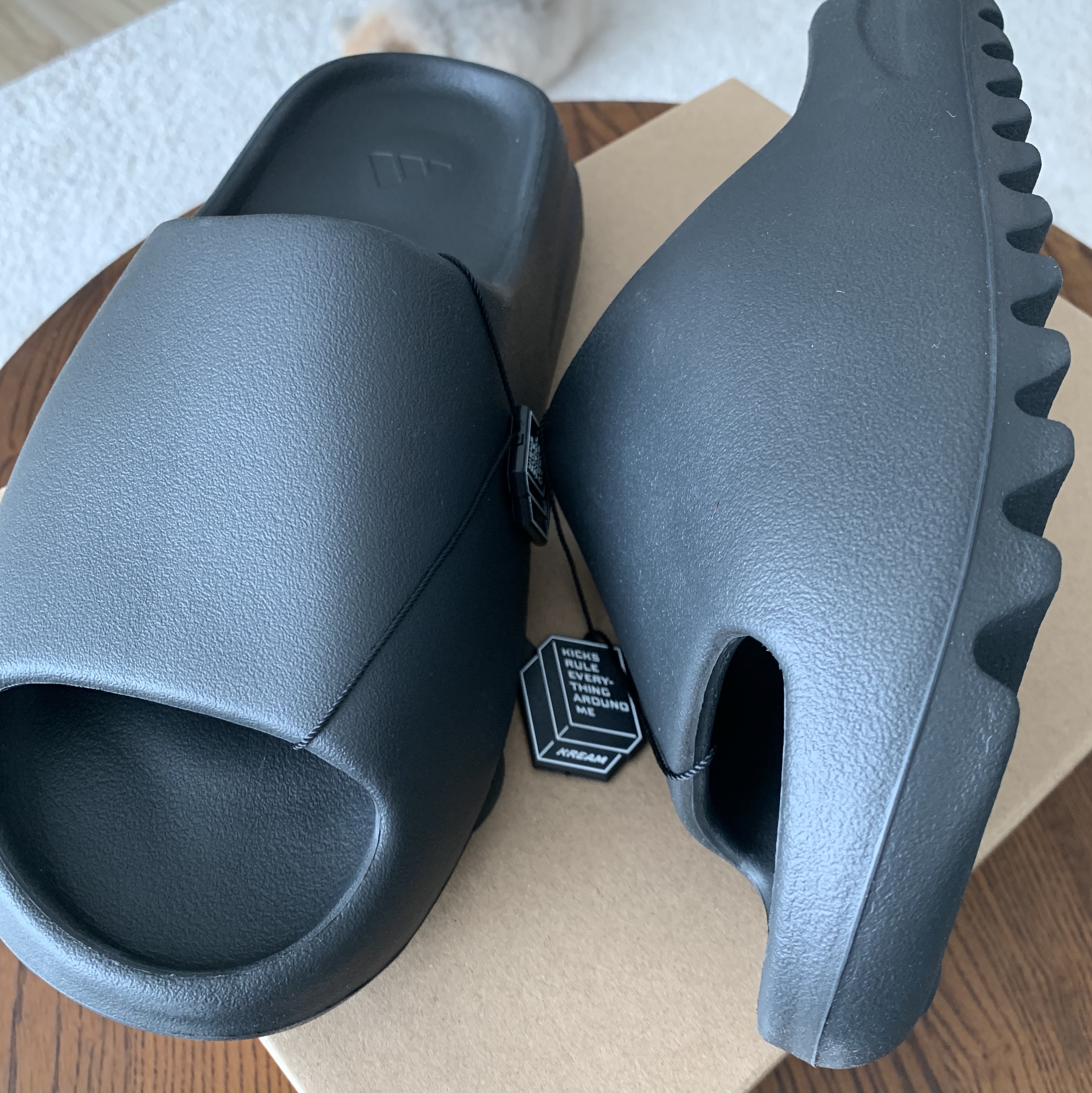 Adidas Yeezy Slide Onyx 착용 스타일 - 2