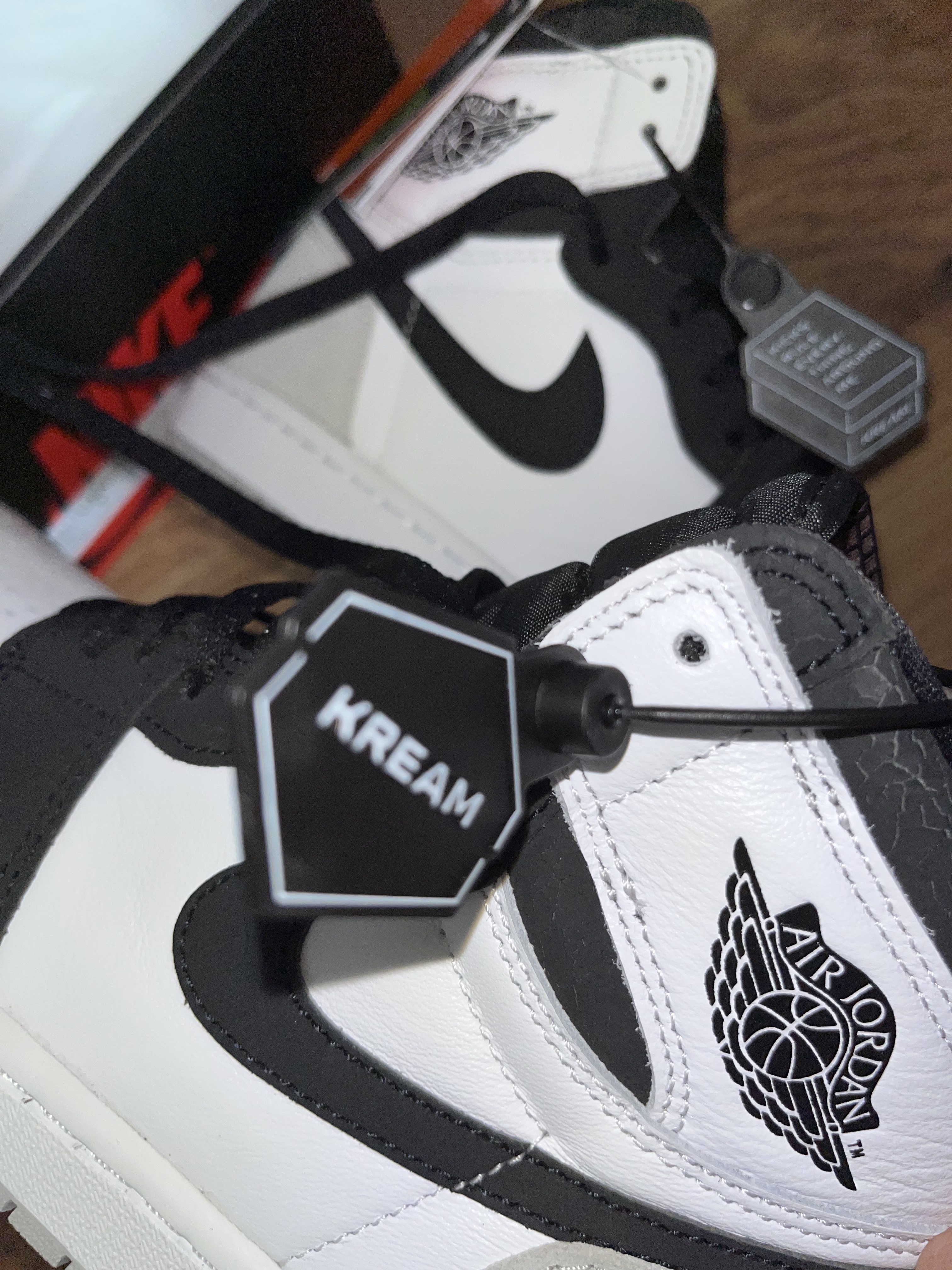 Jordan 1 Retro High OG Bleached Coral 착용 스타일 - 1