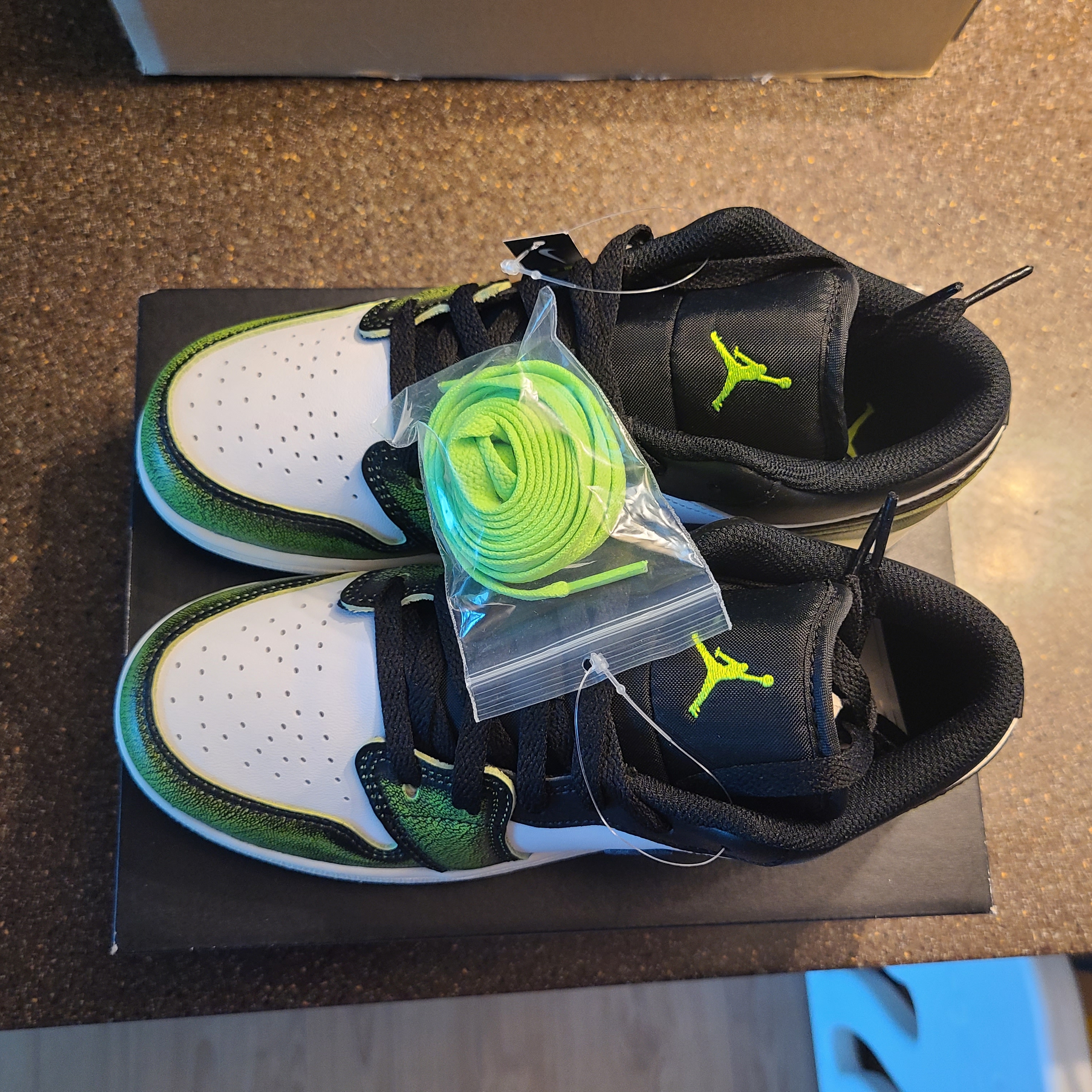 (GS) Jordan 1 Low SE Black Electric Green 착용 스타일