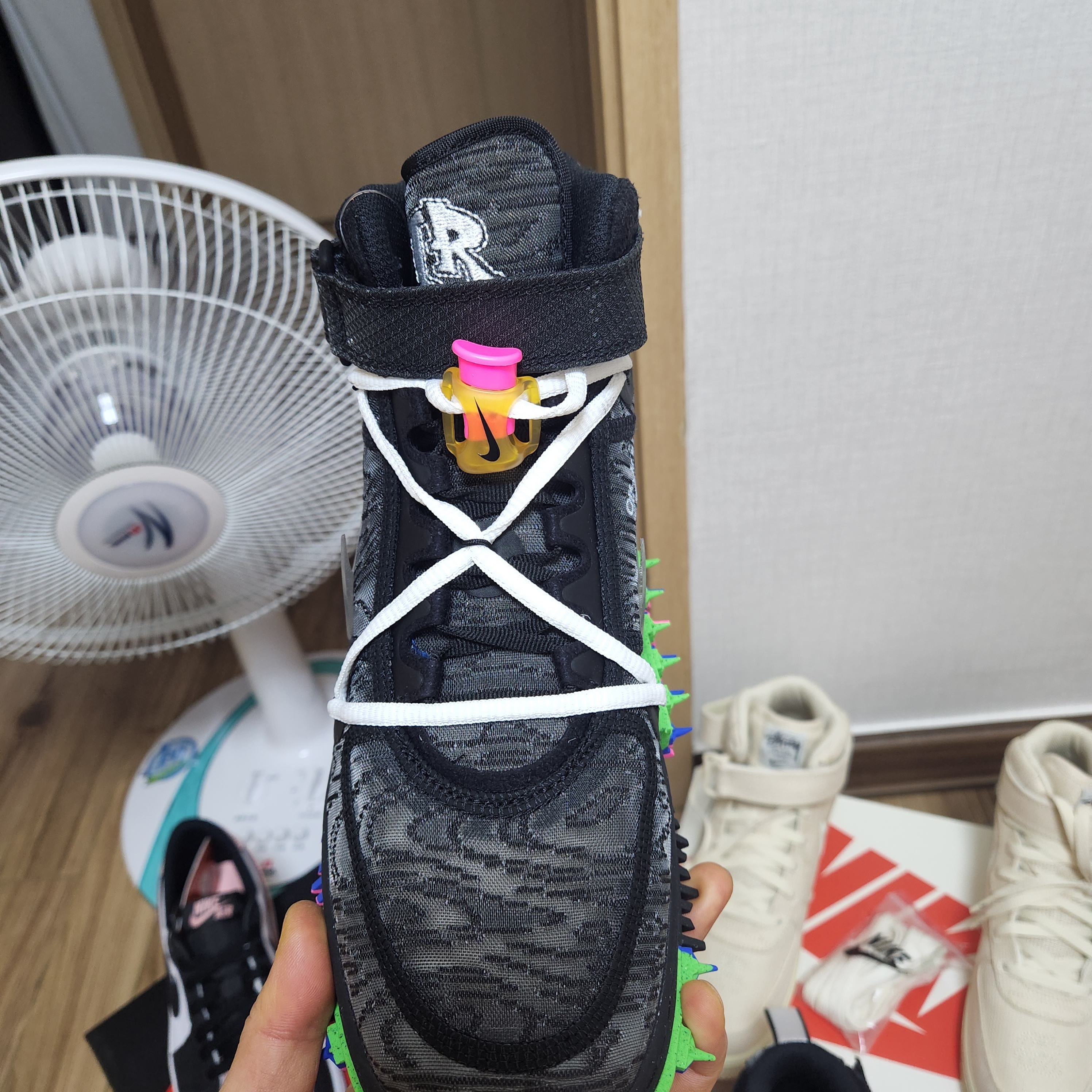 Nike x Off-White Air Force 1 Mid SP Black, Nike x Stussy Air Force 1 '07 Mid SP Fossil 착용 스타일 - 3