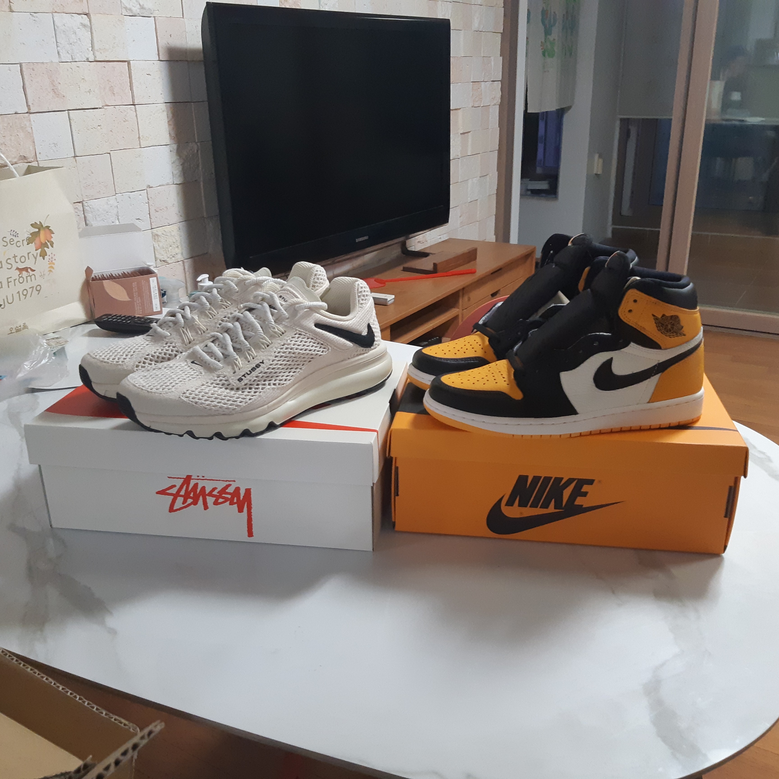 Nike x Stussy Air Max 2013 Fossil, Jordan 1 Retro High OG Taxi 착용 스타일 - 1