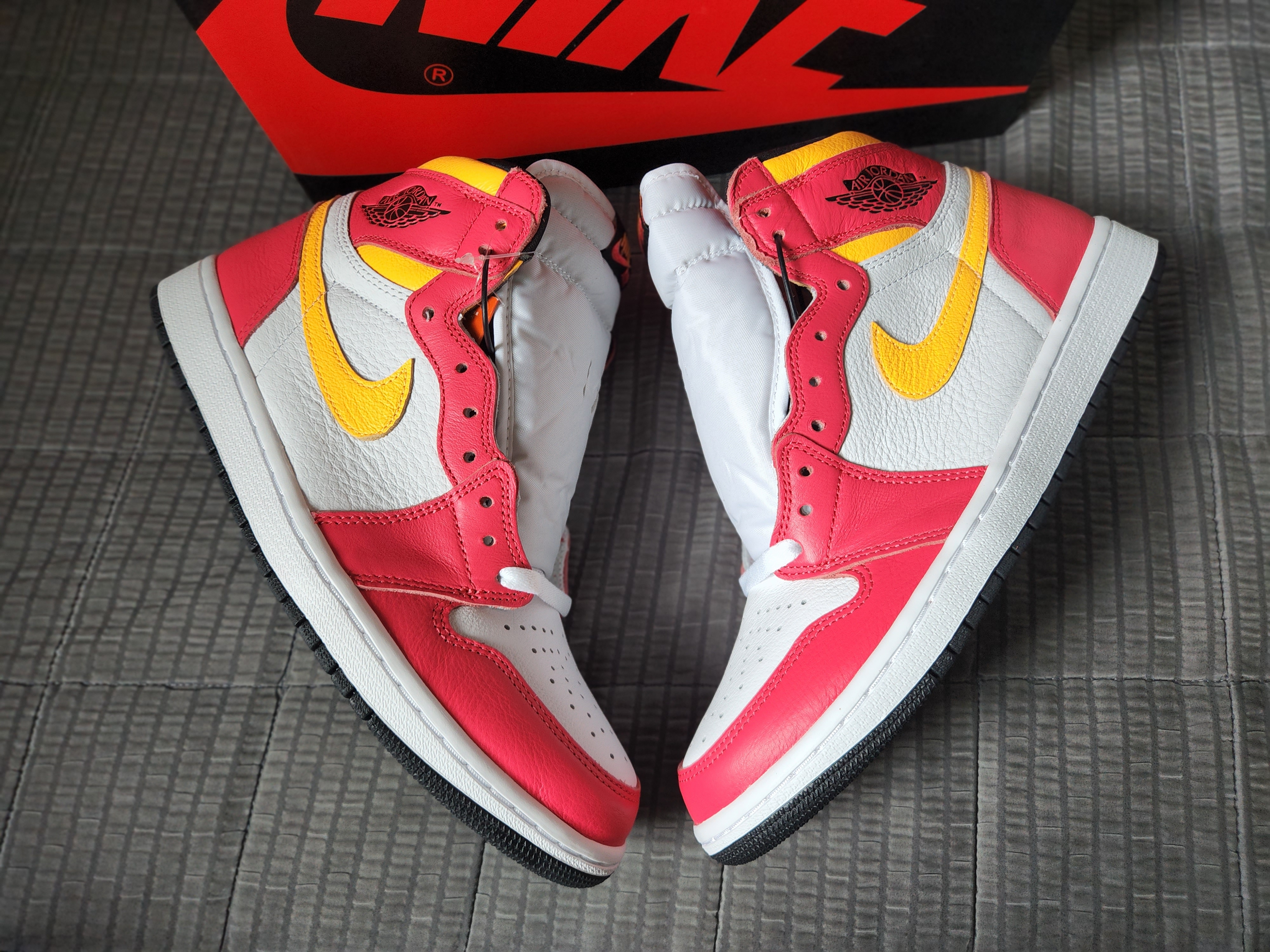 Jordan 1 Retro High OG Light Fusion Red 착용 스타일 - 1