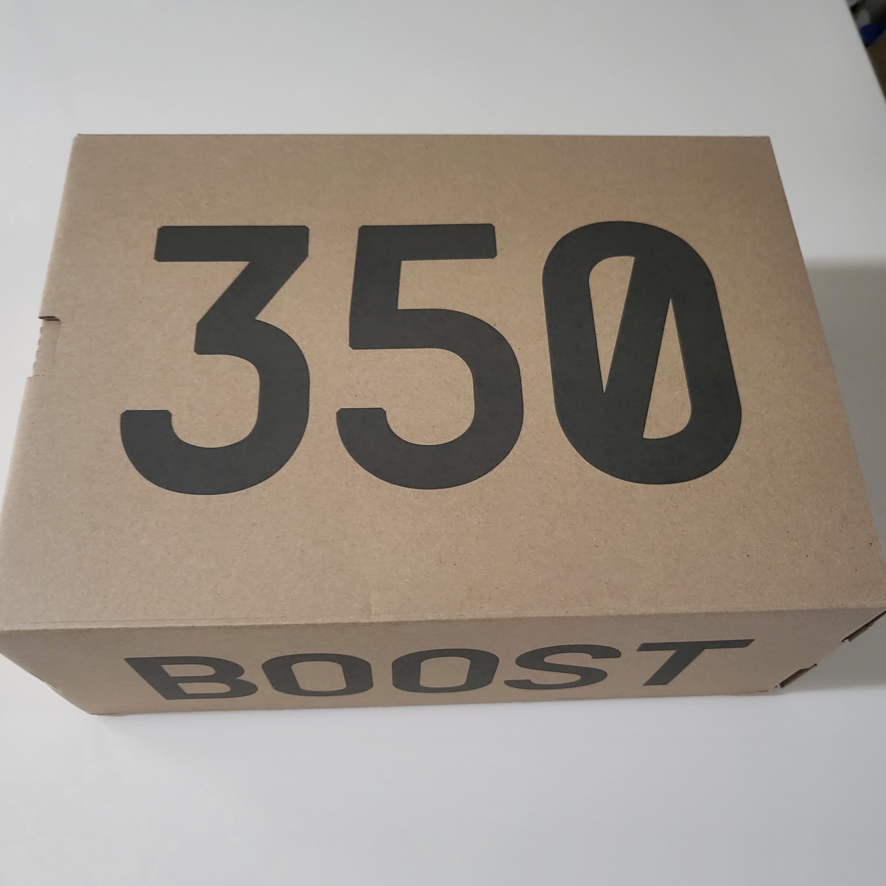 Adidas Yeezy Boost 350 V2 Core Black Red 2022/2023 착용 스타일 - 1