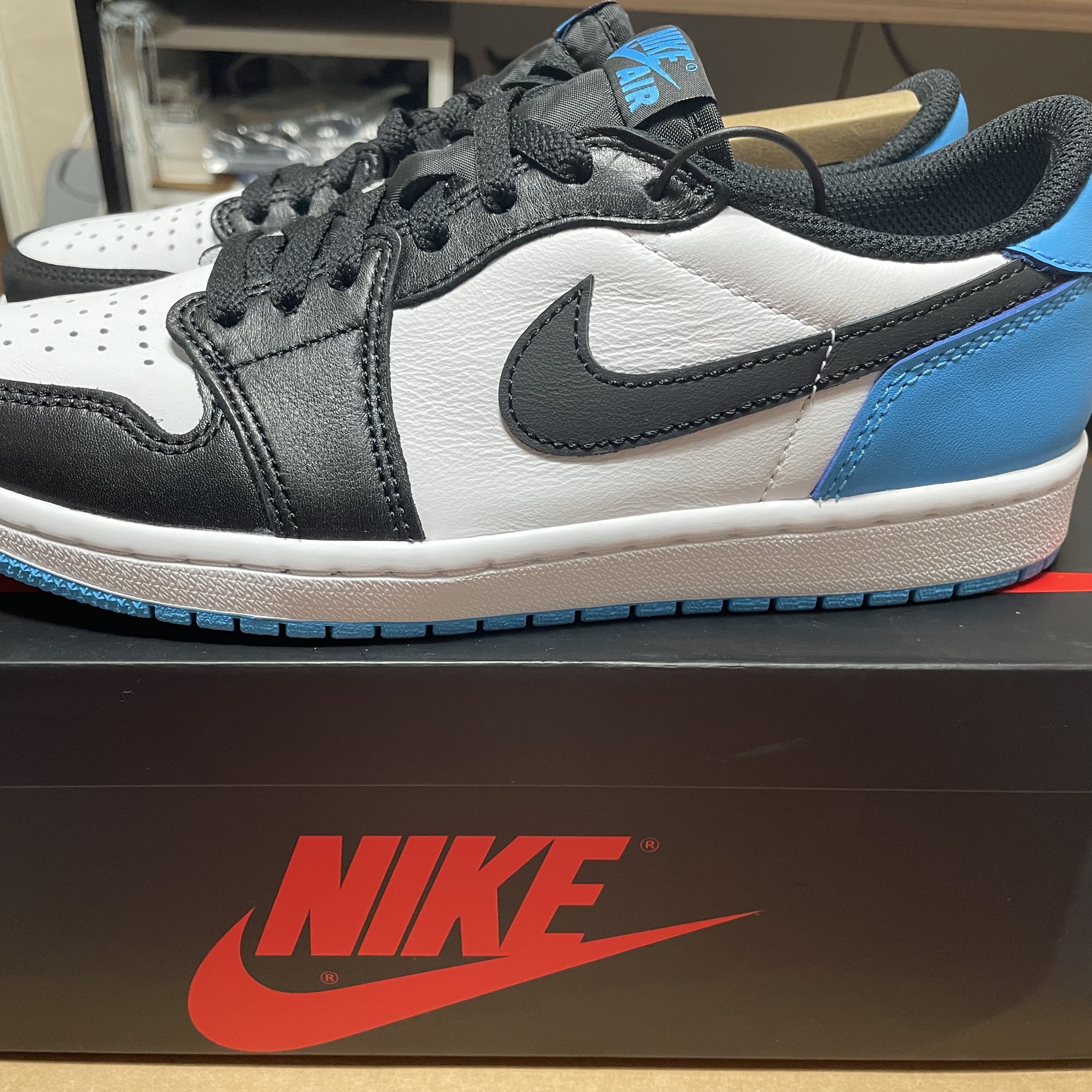Jordan 1 Retro Low OG Black and Dark Powder Blue 착용 스타일