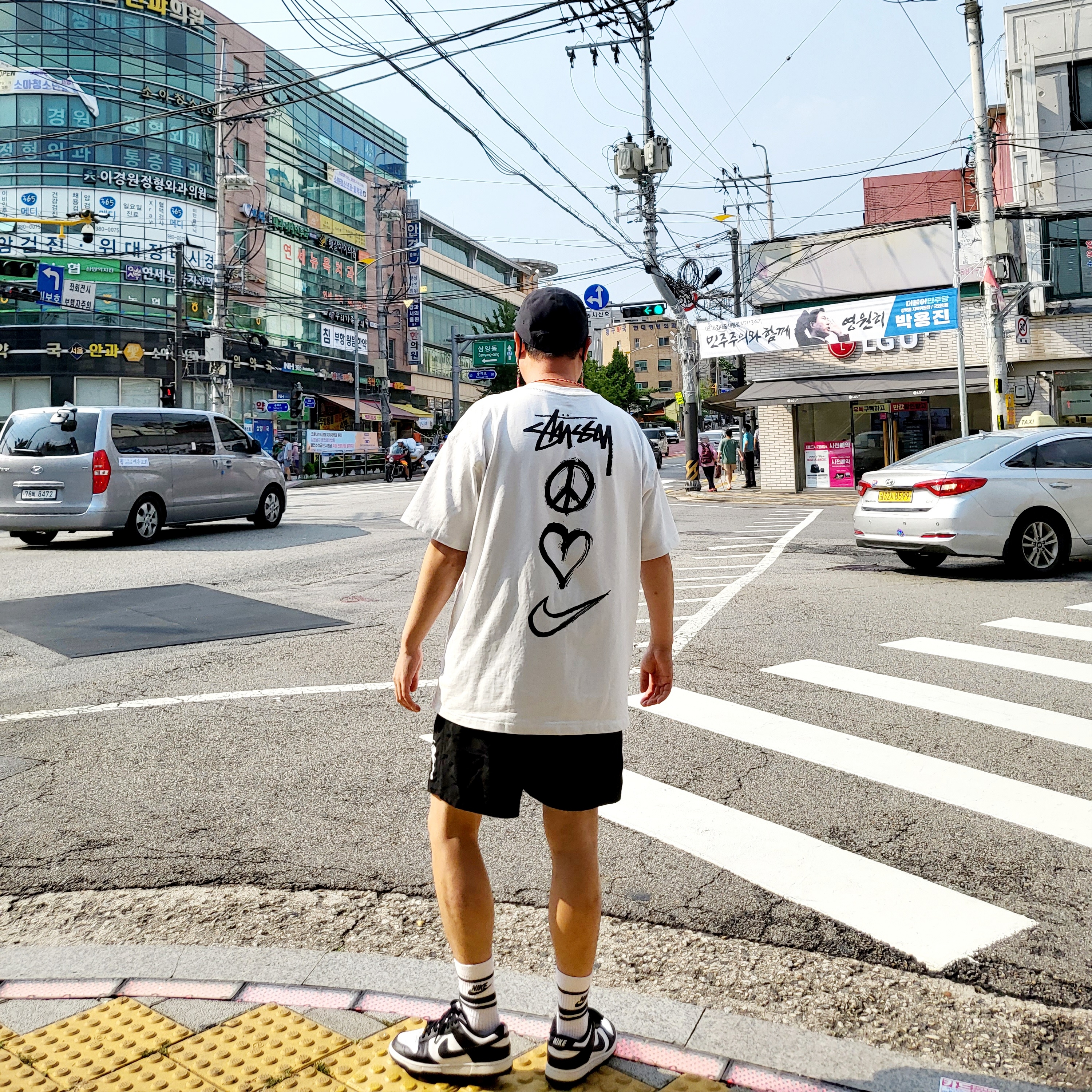Nike x Undercover NRG AW84 TC Adjustable Cap Black, Nike x Stussy NRG RA T-Shirt Summit White (DM4942-121) 착용 스타일 - 5