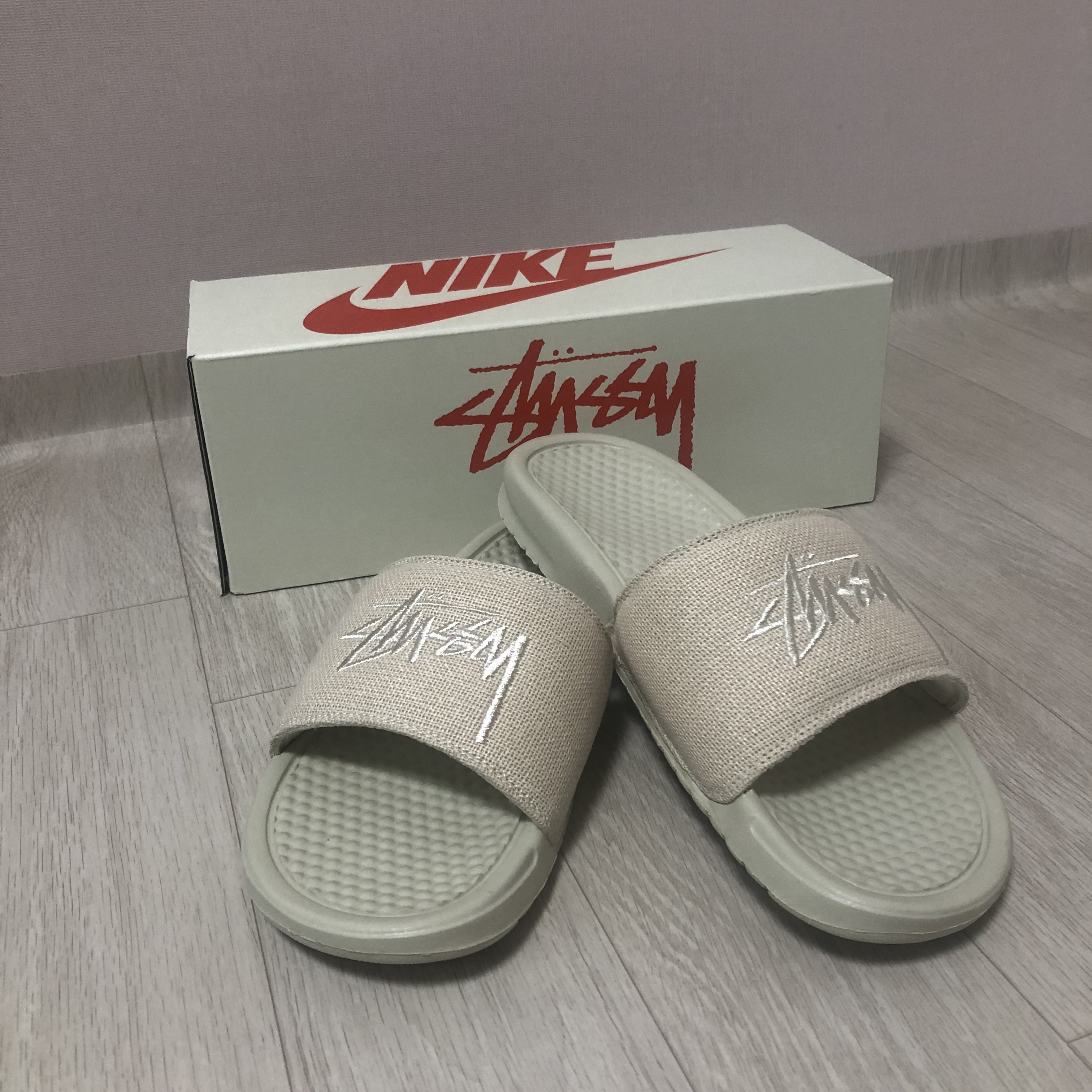 Nike x Stussy Benassi Hemp Slide Fossil Stone 착용 스타일