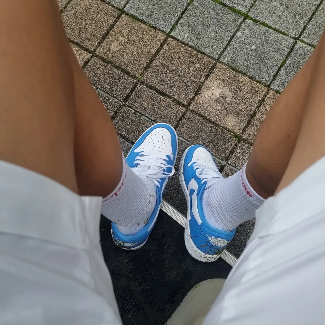 Jordan 1 Low Golf White and University Blue 착용 스타일 - 2