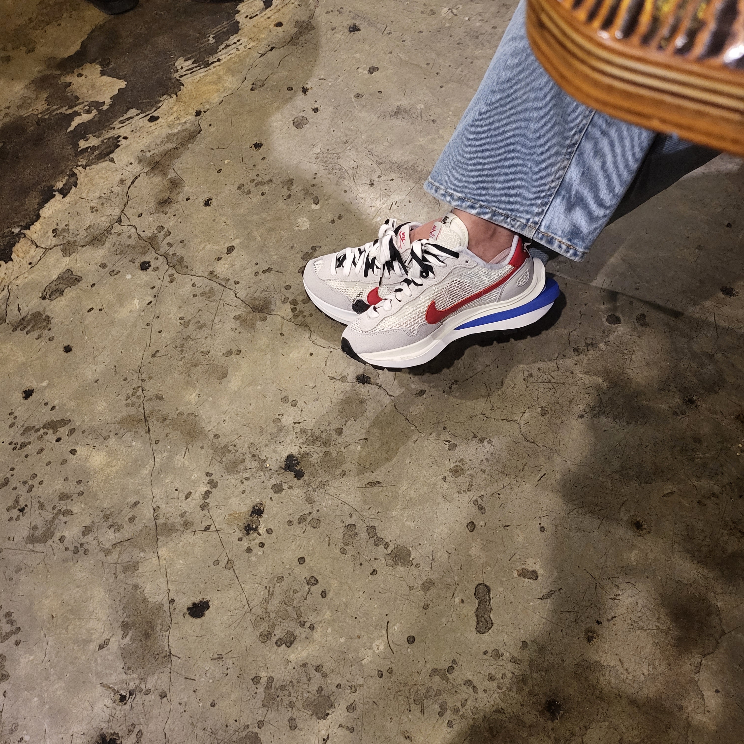 Nike x Sacai VaporWaffle Royal Fuchsia 착용 스타일 - 2