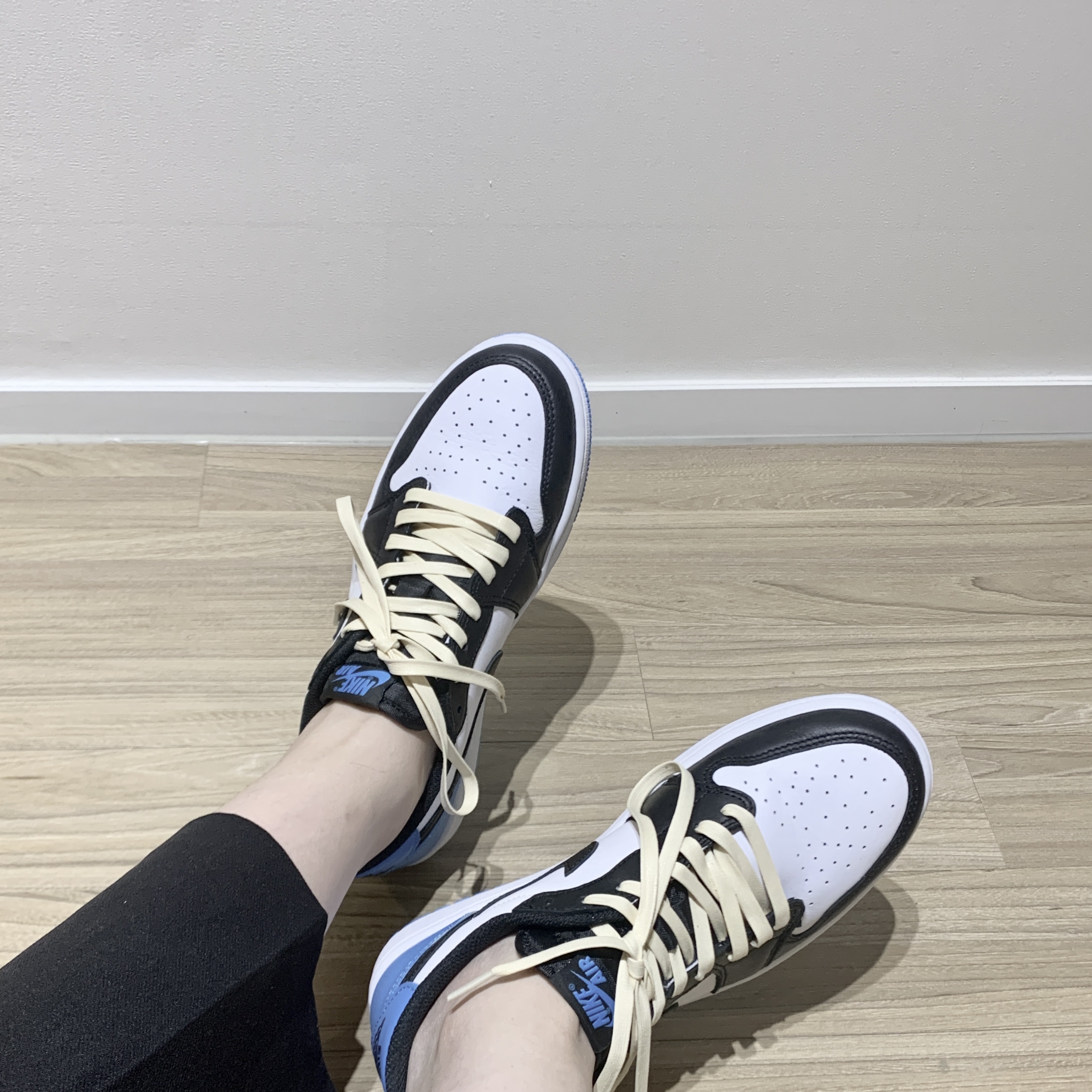 (W) Jordan 1 Retro Low OG Black and Dark Powder Blue 착용 스타일