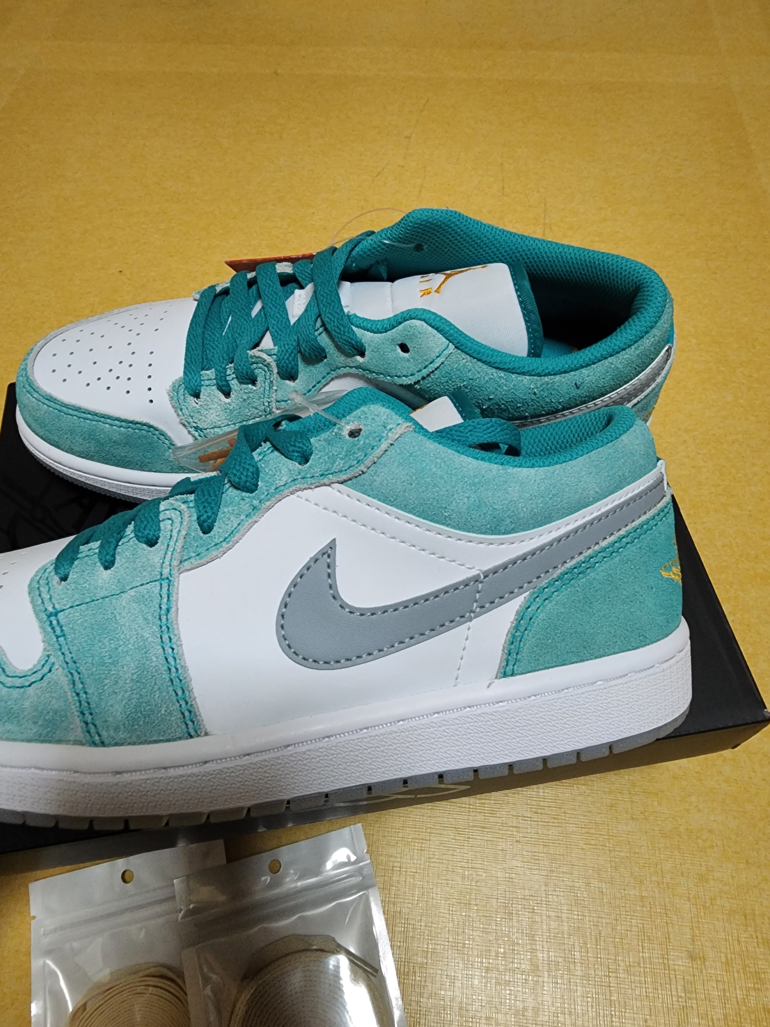Jordan 1 Low SE New Emerald 착용 스타일 - 2