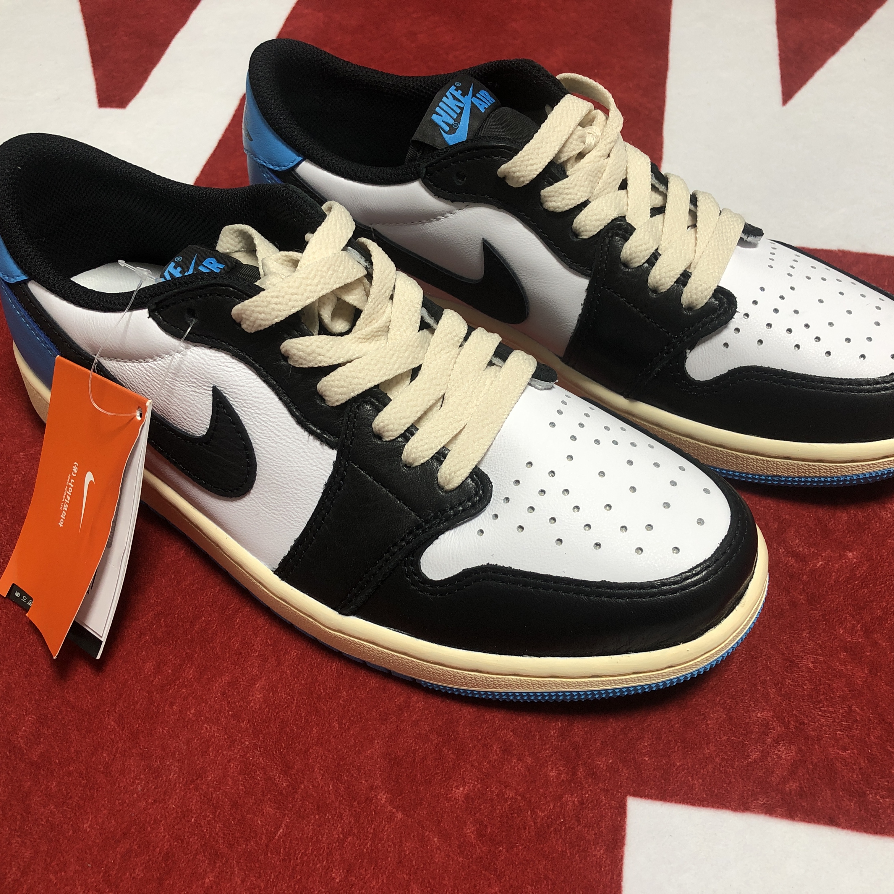 Jordan 1 Retro Low OG Black and Dark Powder Blue 착용 스타일 - 1
