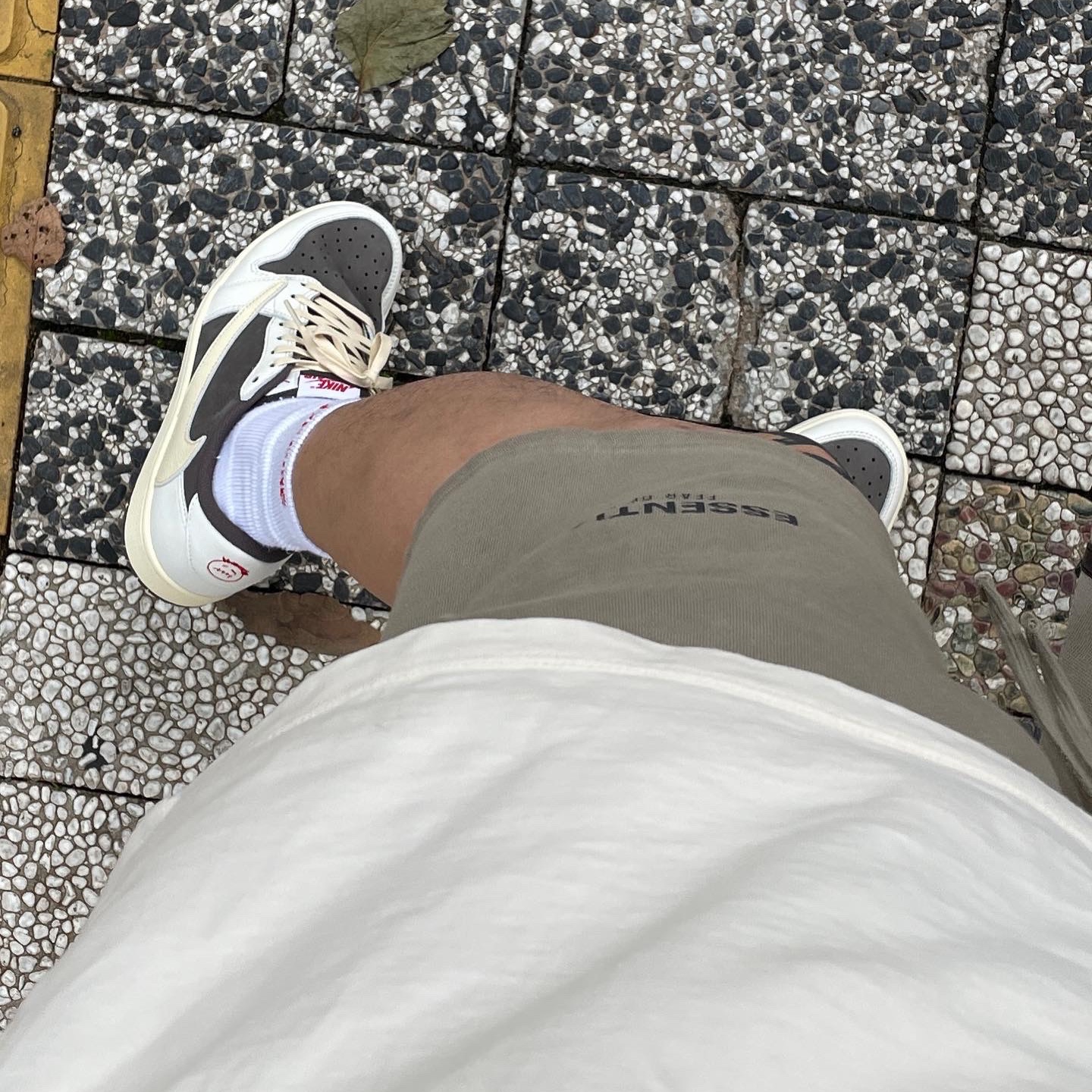 Jordan 1 x Travis Scott Retro Low OG SP Sail and Ridgerock 착용 스타일 - 1