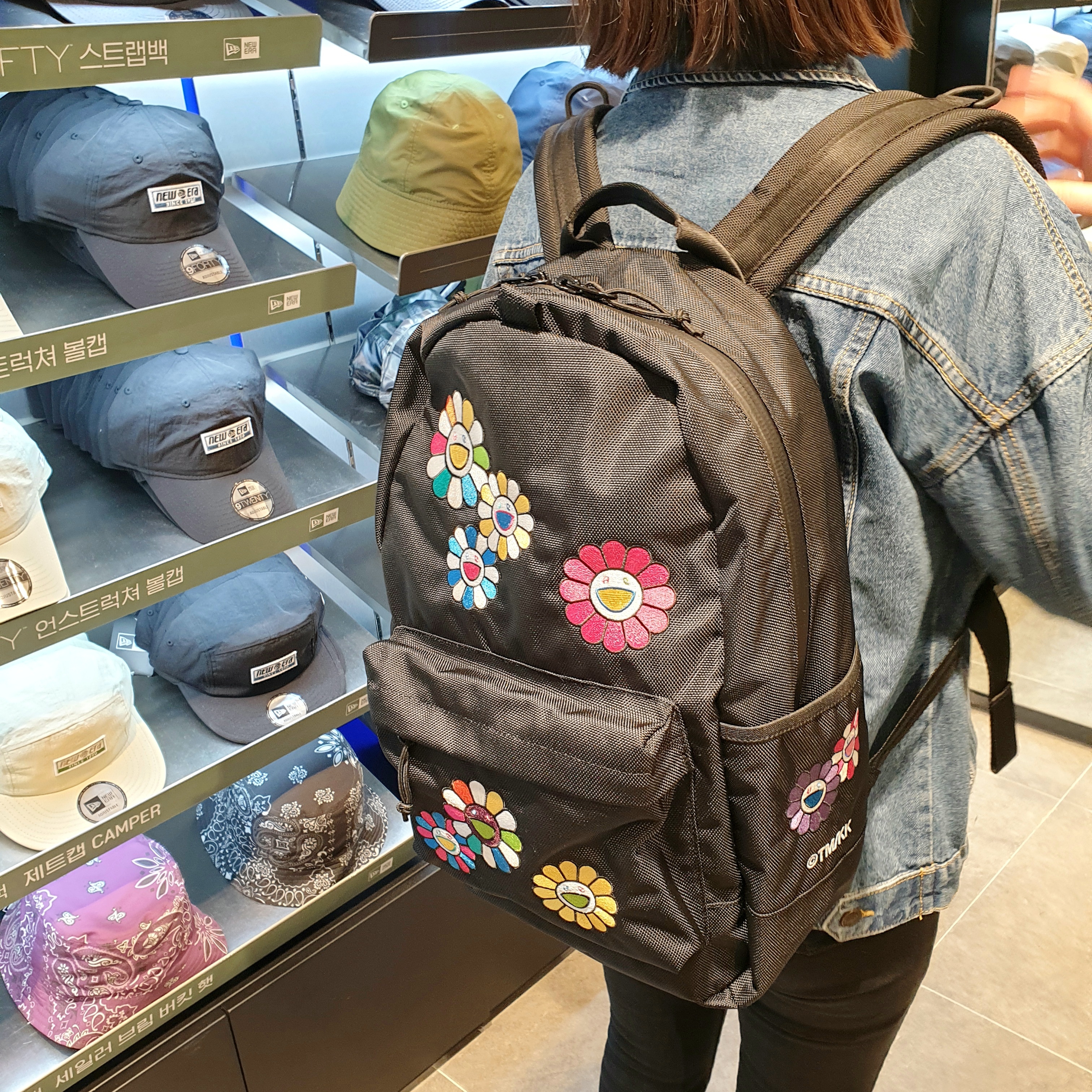 New Era x Murakami Takashi Flower Light Pack Black 착용 스타일