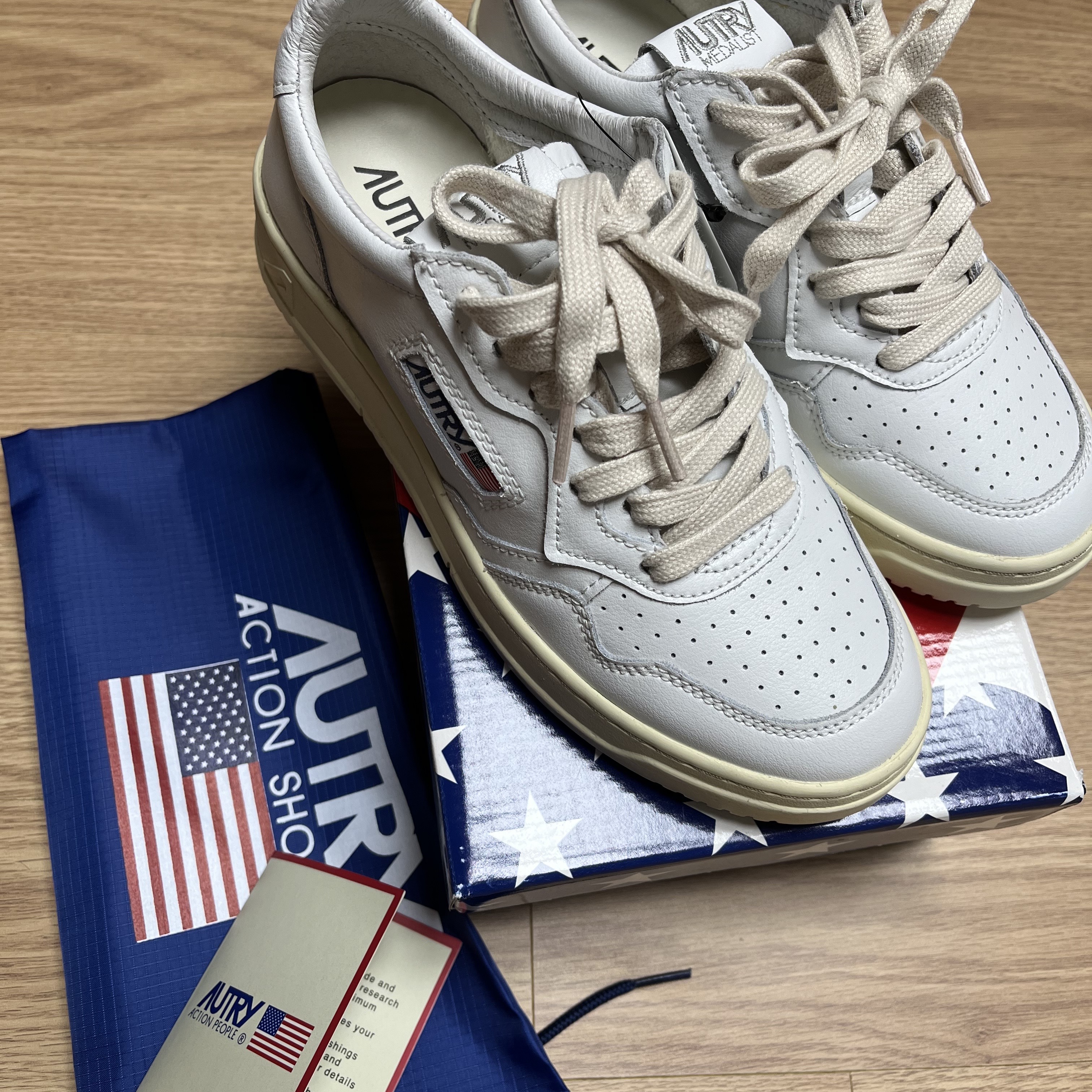 (W) Autry Medalist Low Leather Sneakers White 착용 스타일