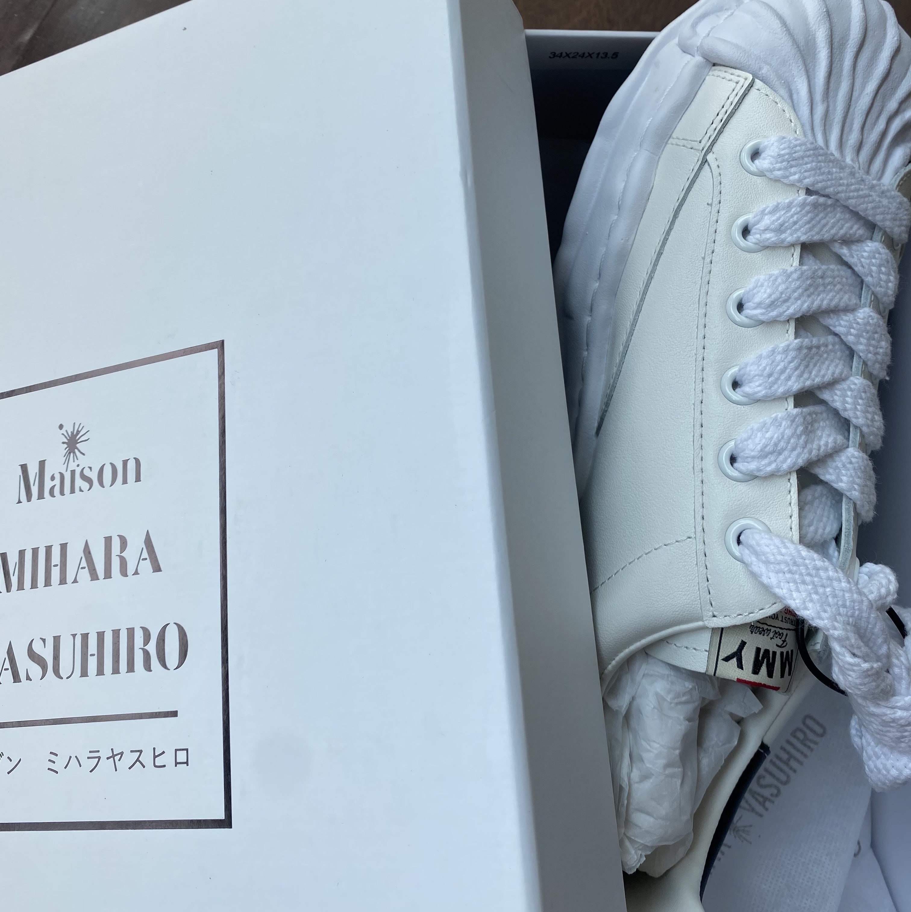 Maison Mihara Yasuhiro Blakey OG Sole Leather Low-top Sneakers White 착용 스타일
