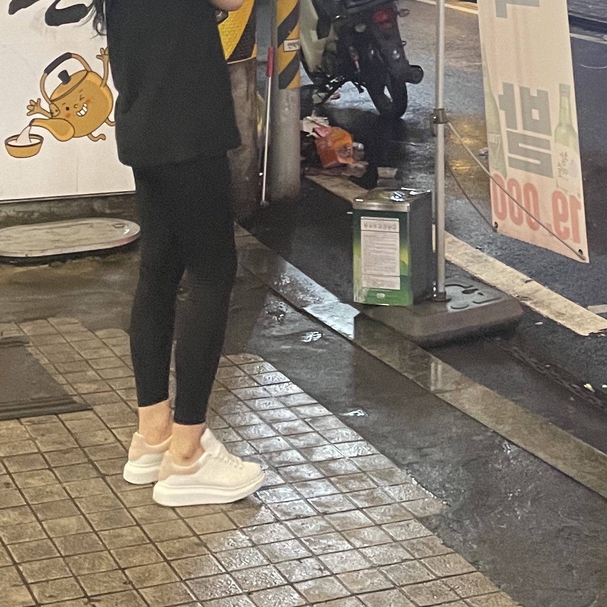 (W) Alexander McQueen Oversized Sneakers Patchouli 착용 스타일 - 2