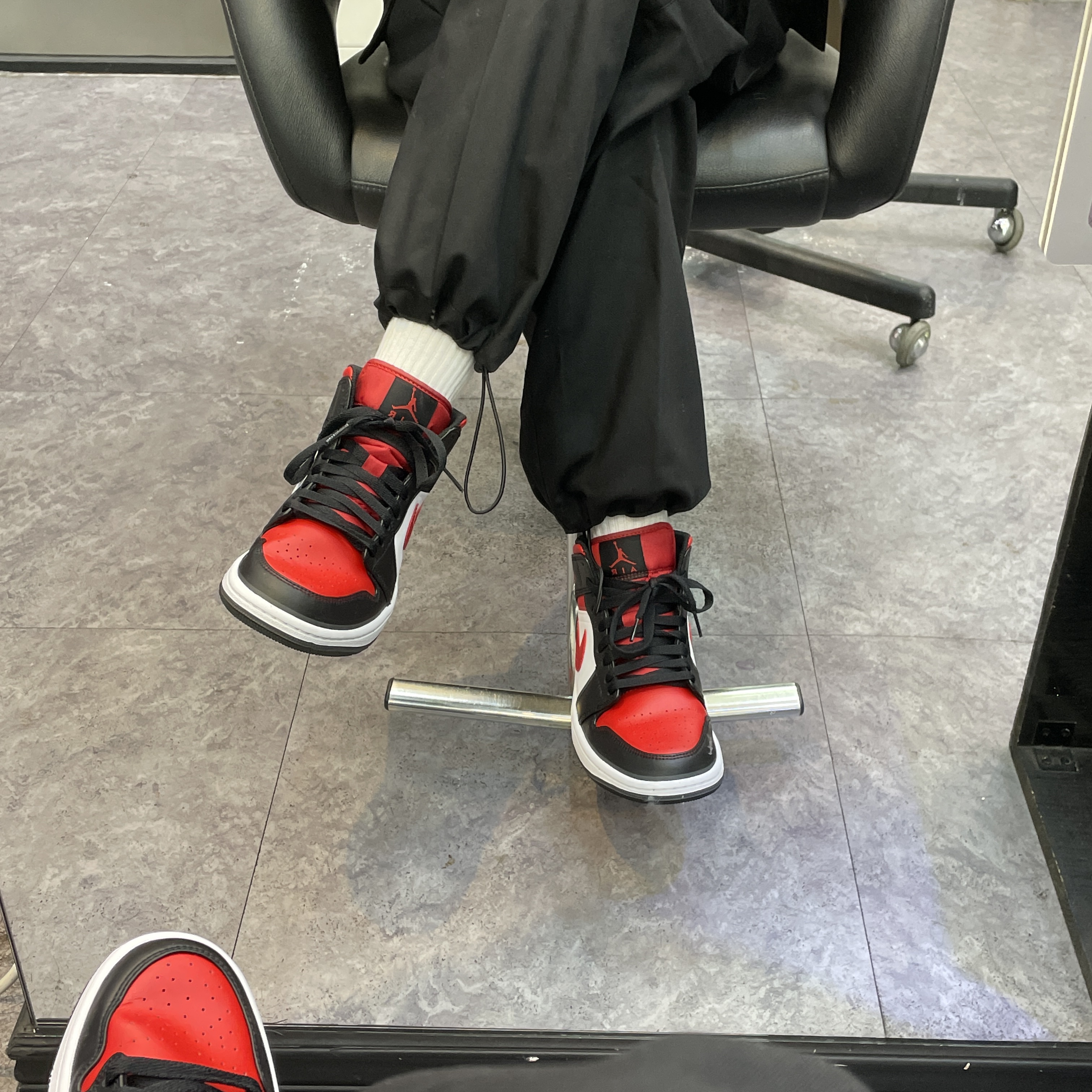 Jordan 1 Mid Black Fire Red 착용 스타일