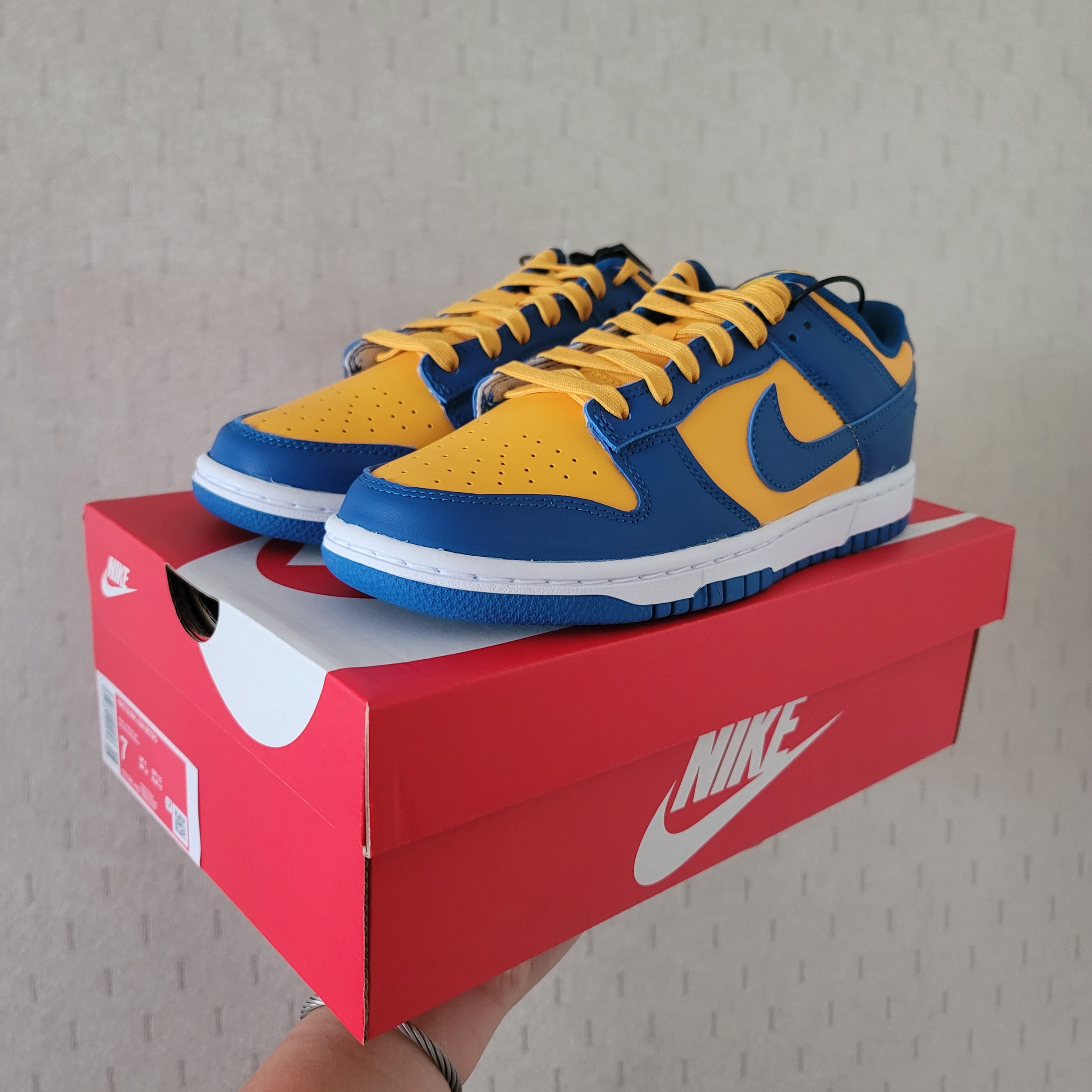 Nike Dunk Low Retro Blue Jay and University Gold 착용 스타일