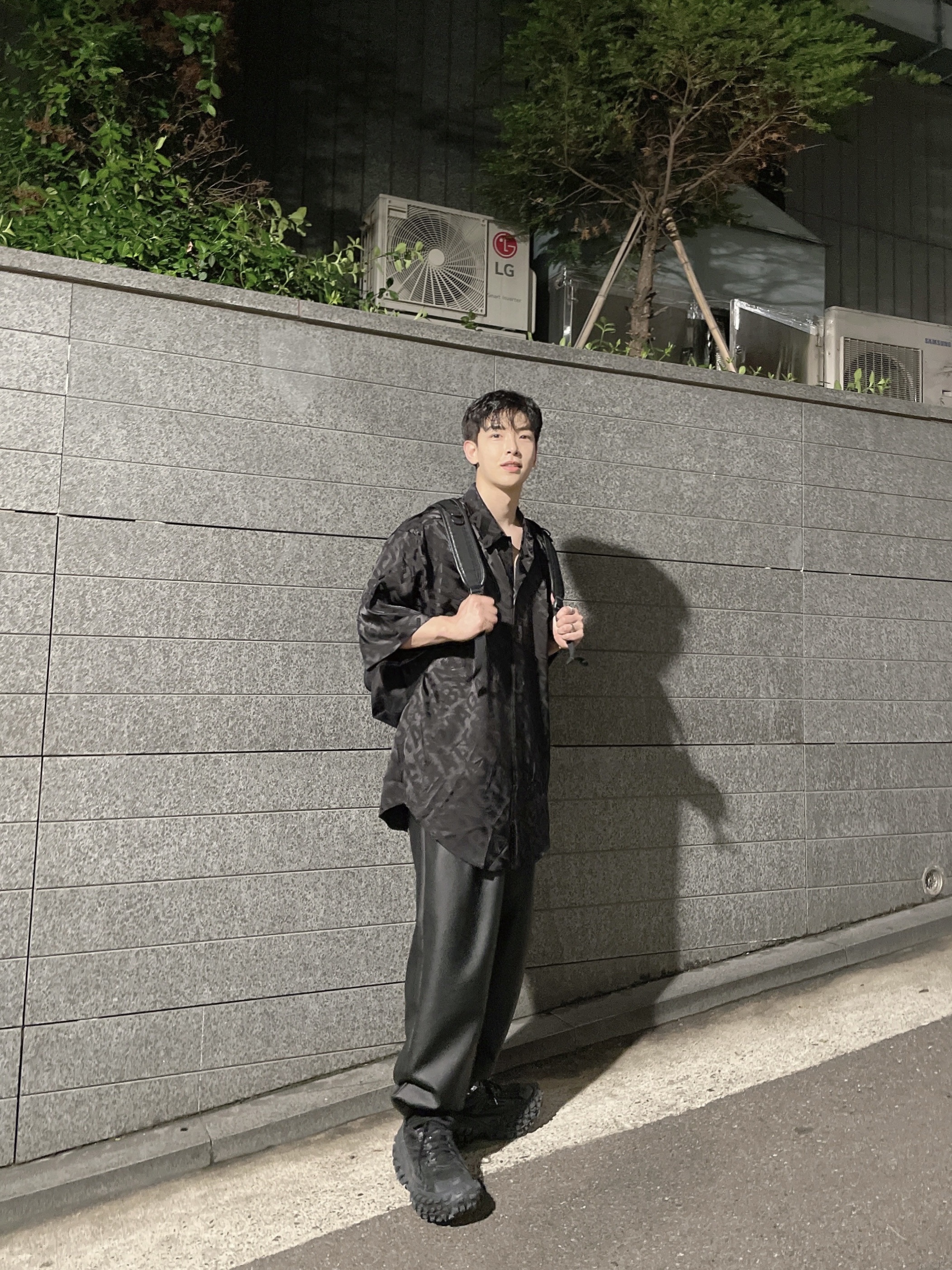 Balenciaga Defender Sneakers Black 착용 스타일 - 2
