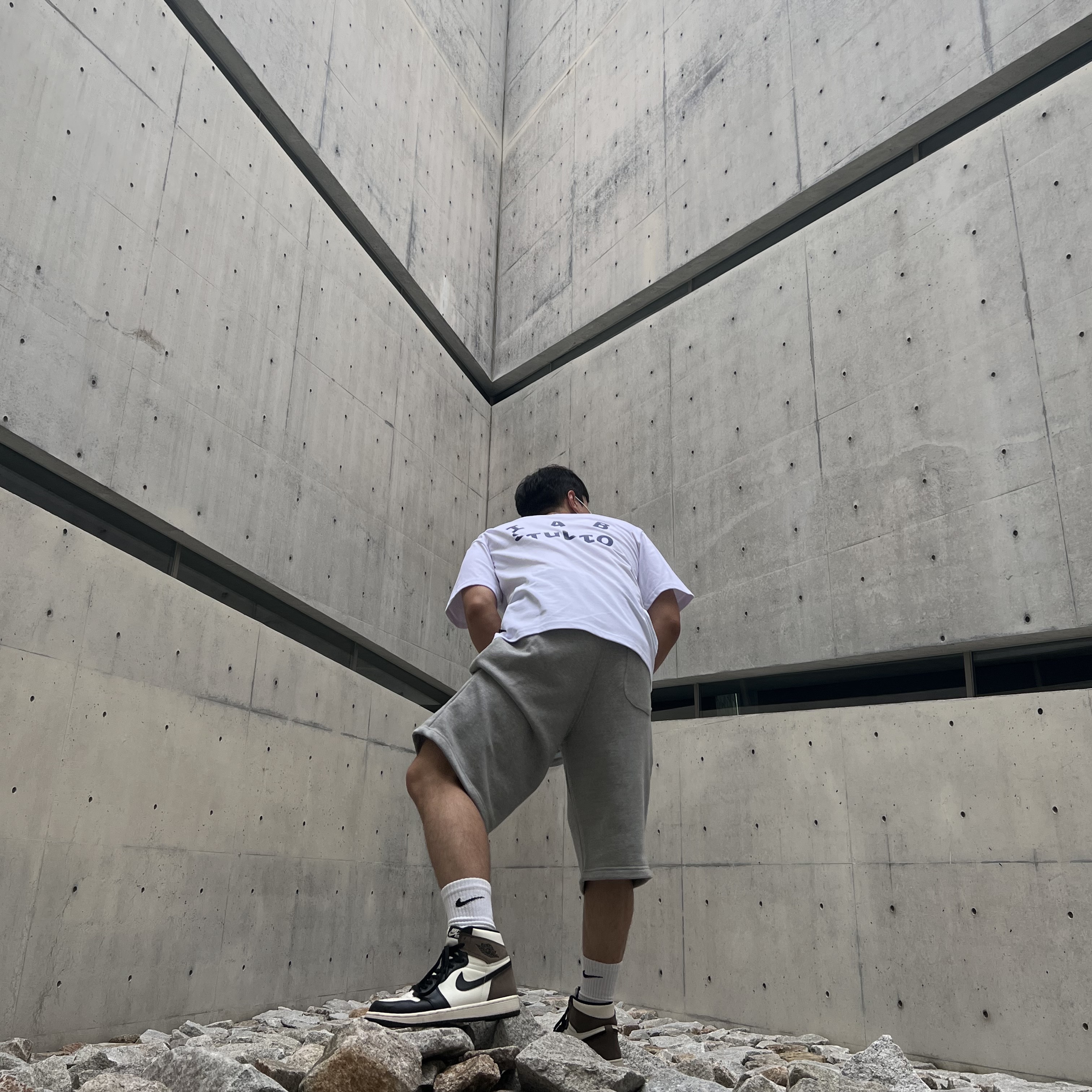IAB Studio T-Shirt White Navy - 22FW, Jordan 1 Retro High OG Black Mocha 착용 스타일
