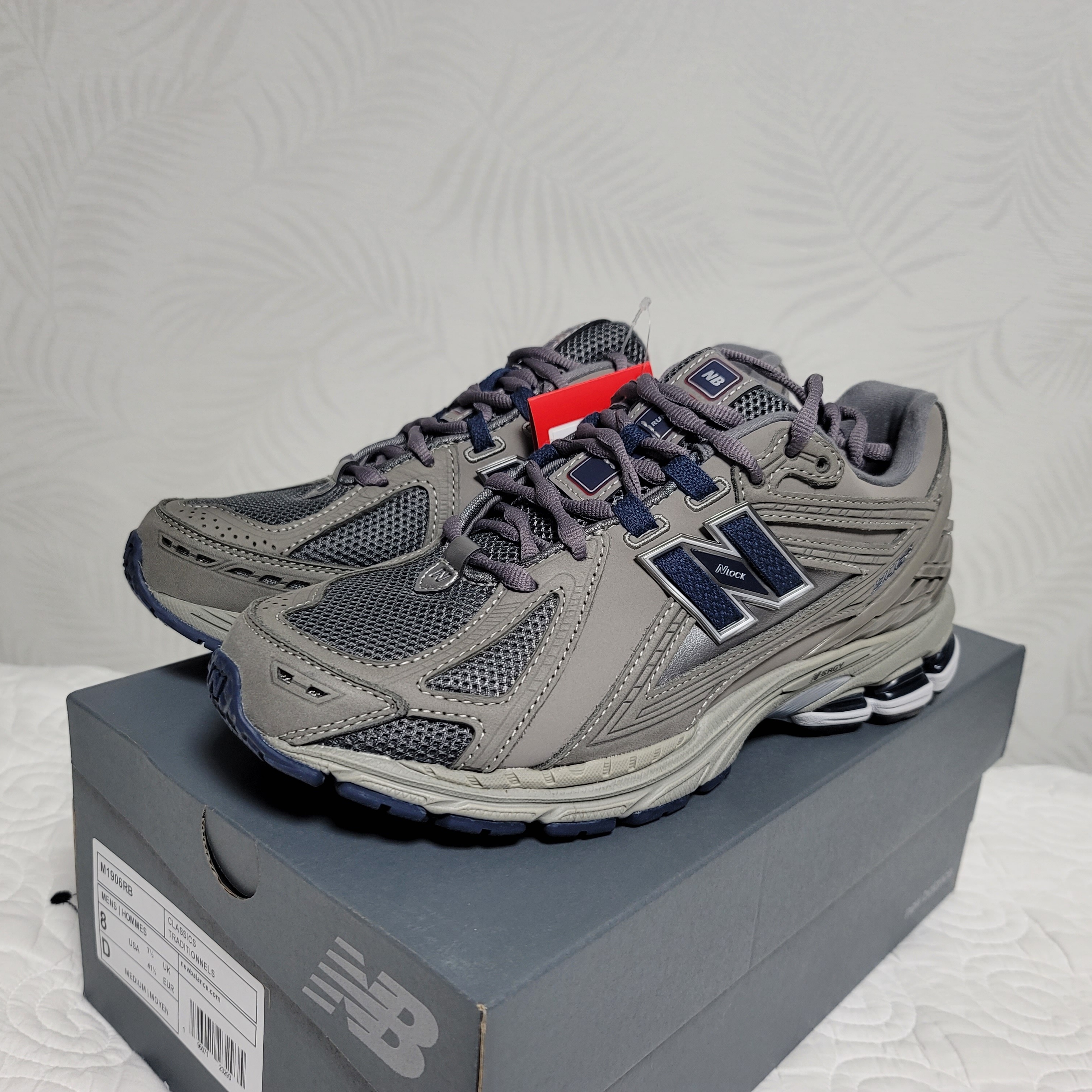 New Balance 1906R Charcoal Grey 착용 스타일 - 1