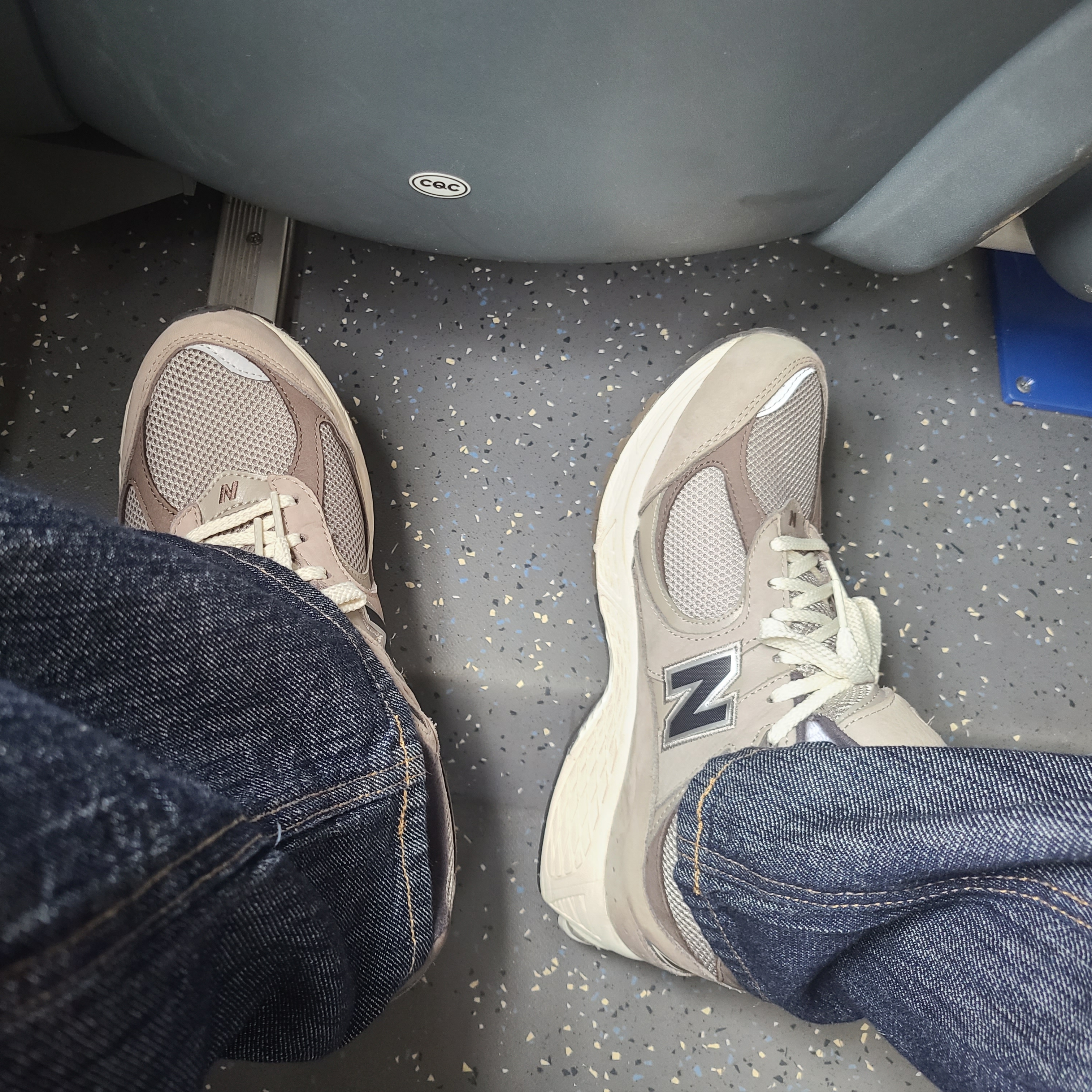 New Balance 2002 Warm Alpaca 착용 스타일
