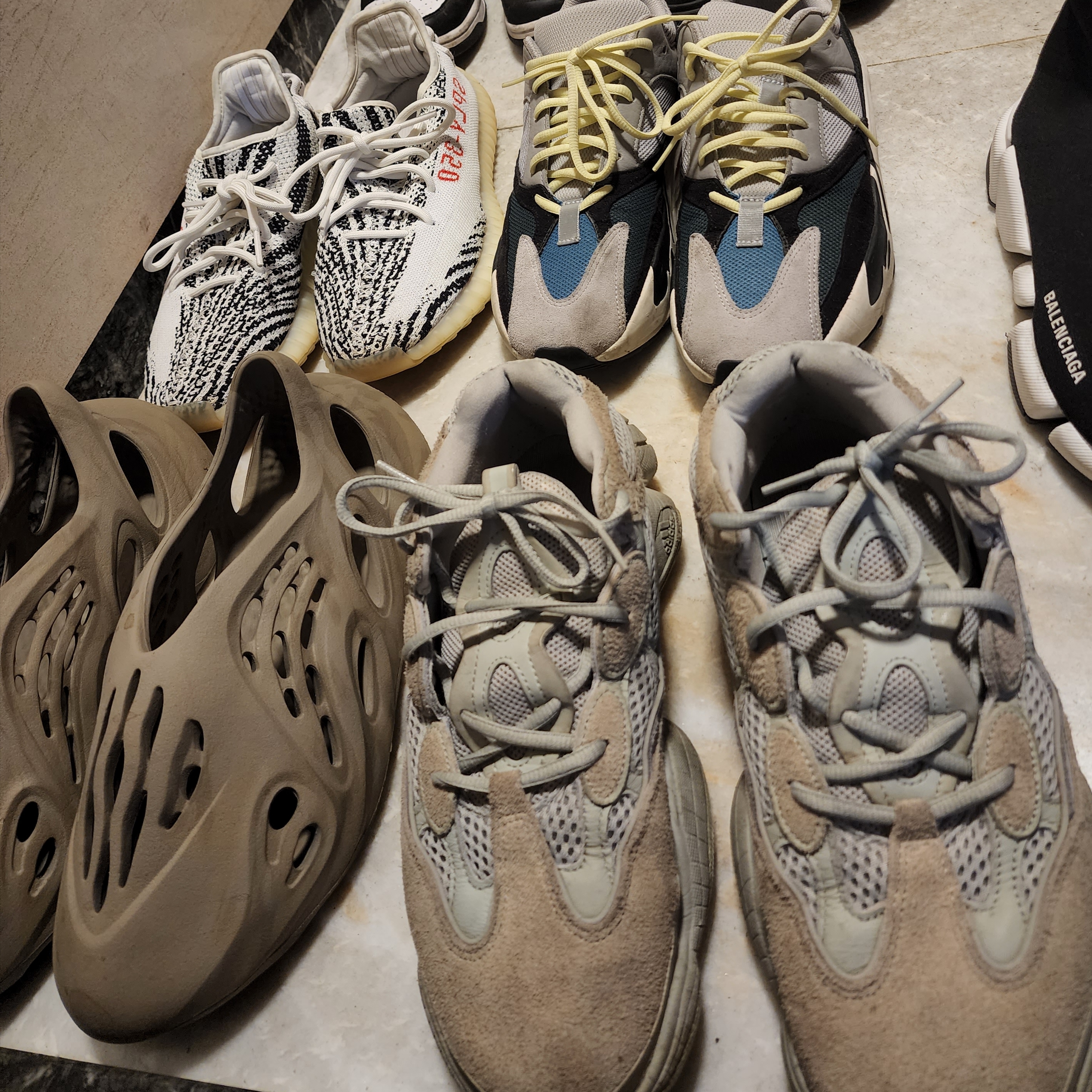 Adidas Yeezy Boost 350 V2 Zebra 2017/2019/2020, Adidas Yeezy Boost 700 Wave Runner Solid Grey 2021/2022 착용 스타일