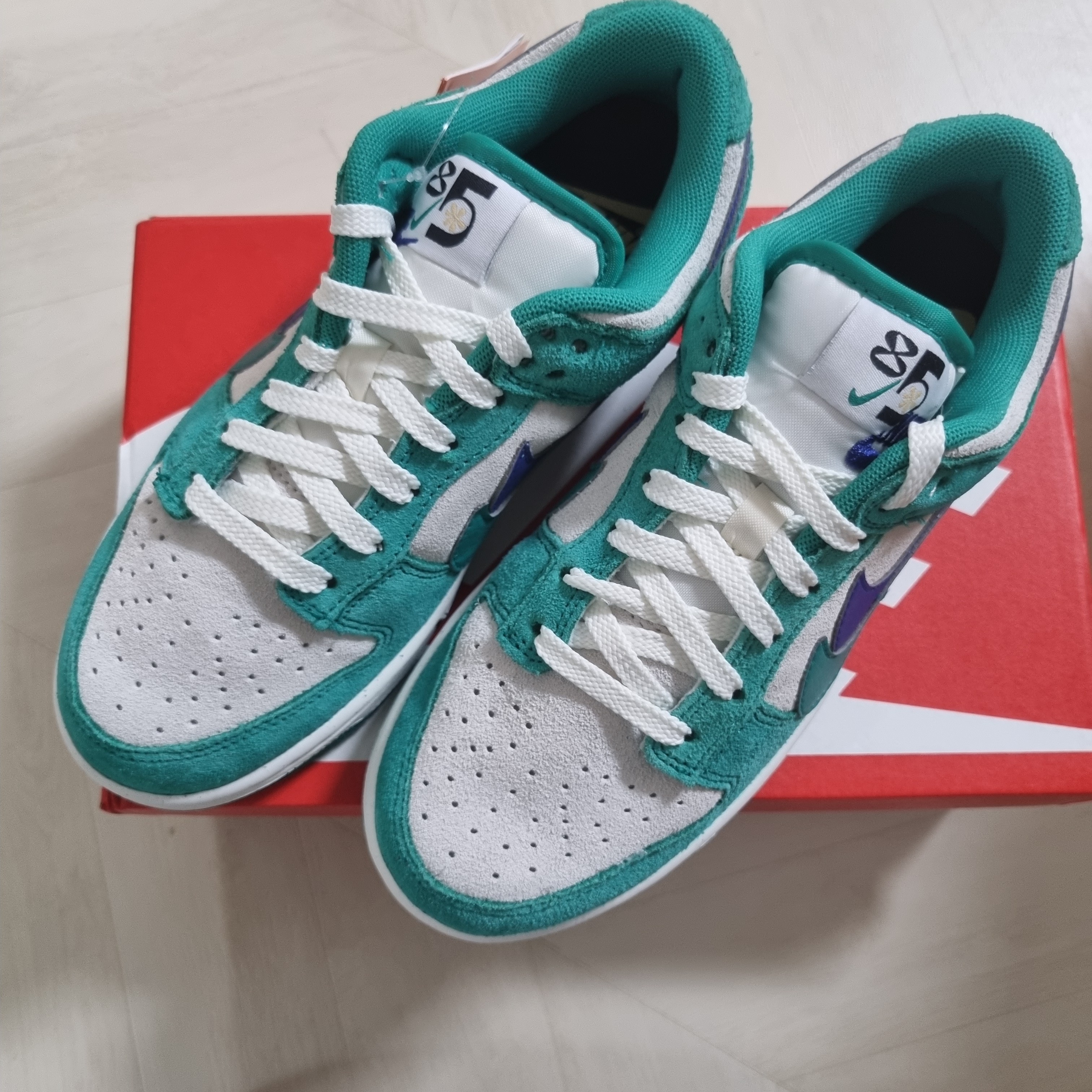 (W) Nike Dunk Low SE 85 Neptune Green and Sail 착용 스타일