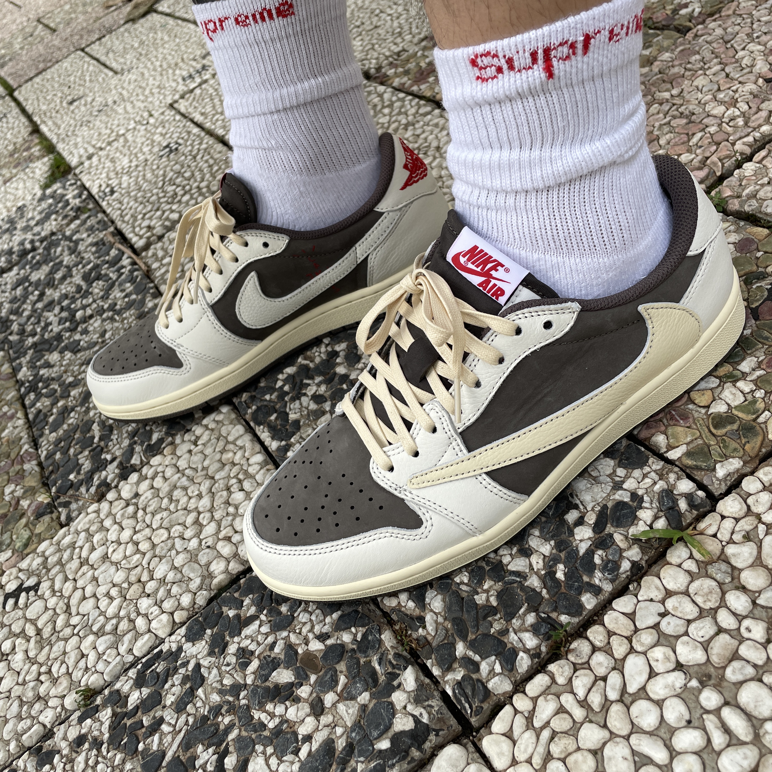 Jordan 1 x Travis Scott Retro Low OG SP Sail and Ridgerock 착용 스타일 - 2