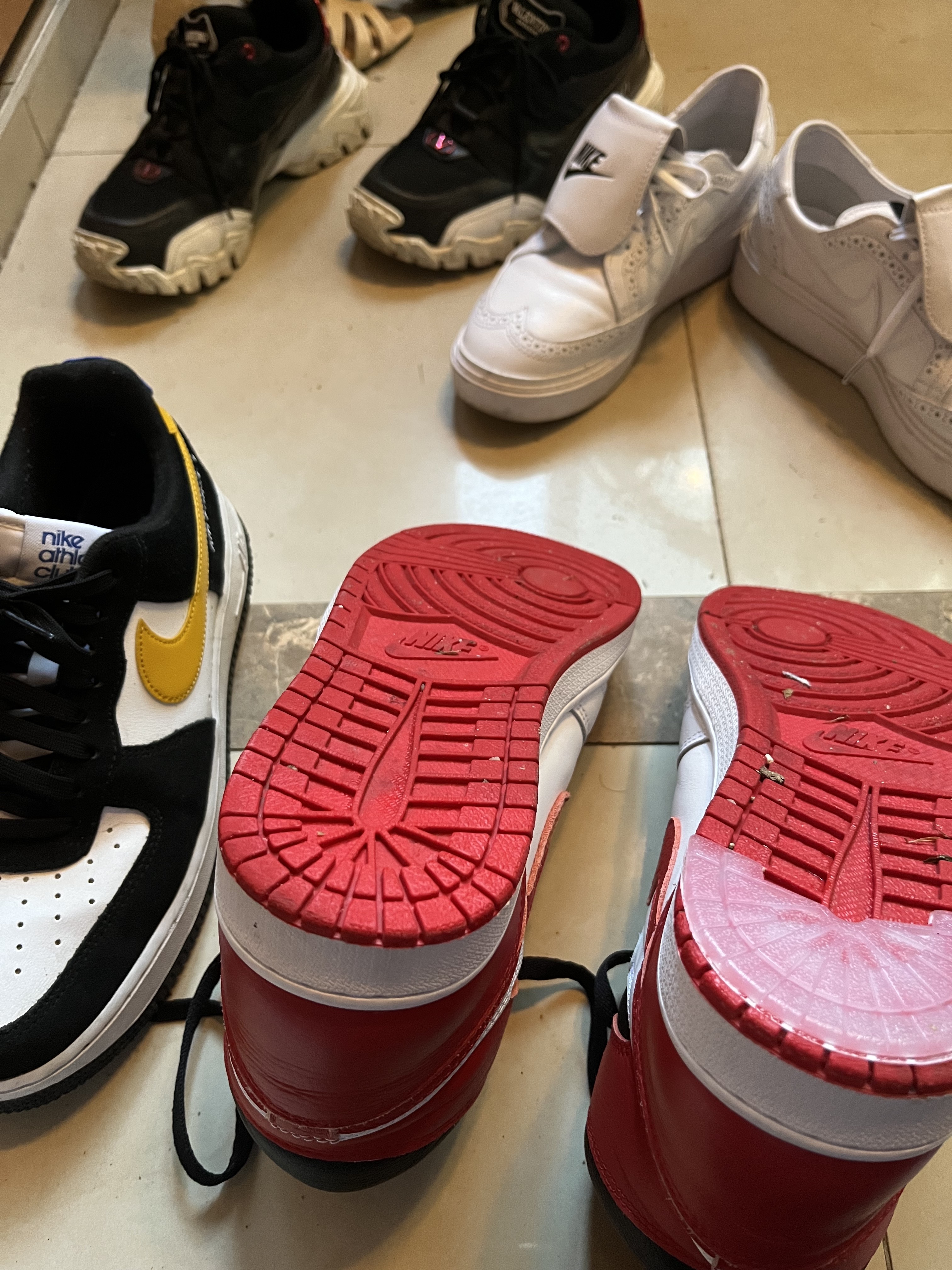 Nike Air Force 1 '07 LV8 Athletic Club Black Dark Sulfur, Jordan 1 Retro High OG Heritage 착용 스타일