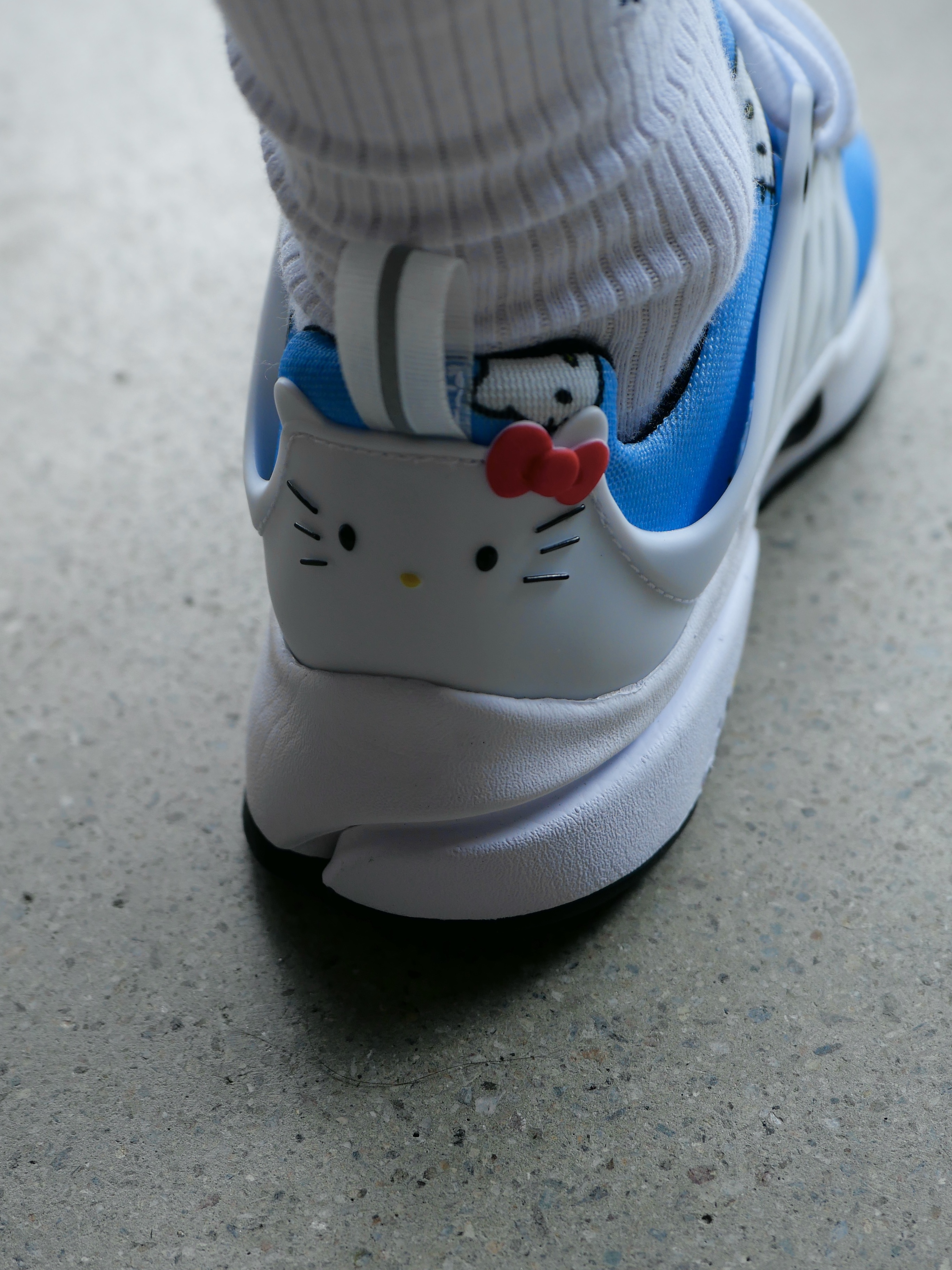 Porter x Doraemon 2Way Tote Bag Navy, Nike x Hello Kitty Air Presto University Blue 착용 스타일 - 2