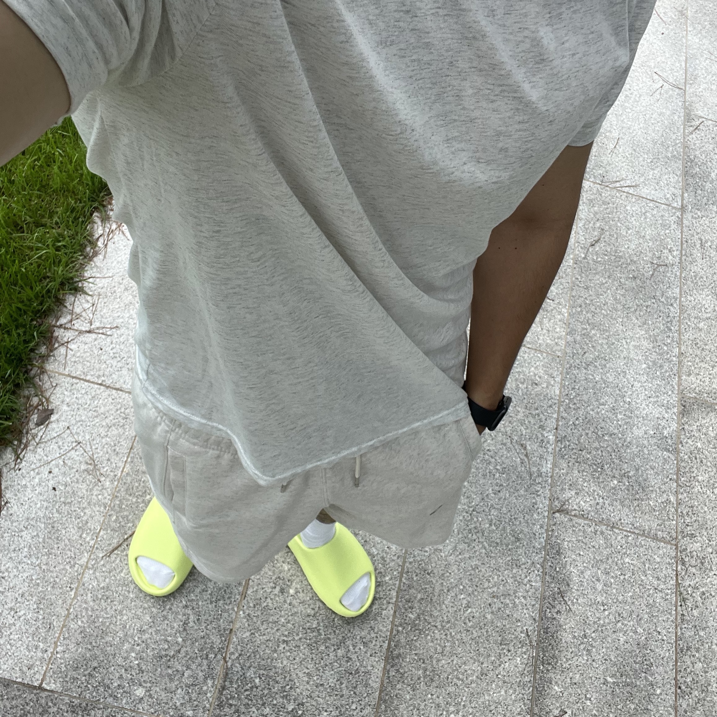 Adidas Yeezy Slide Glow Green 2022/2023 착용 스타일 - 1