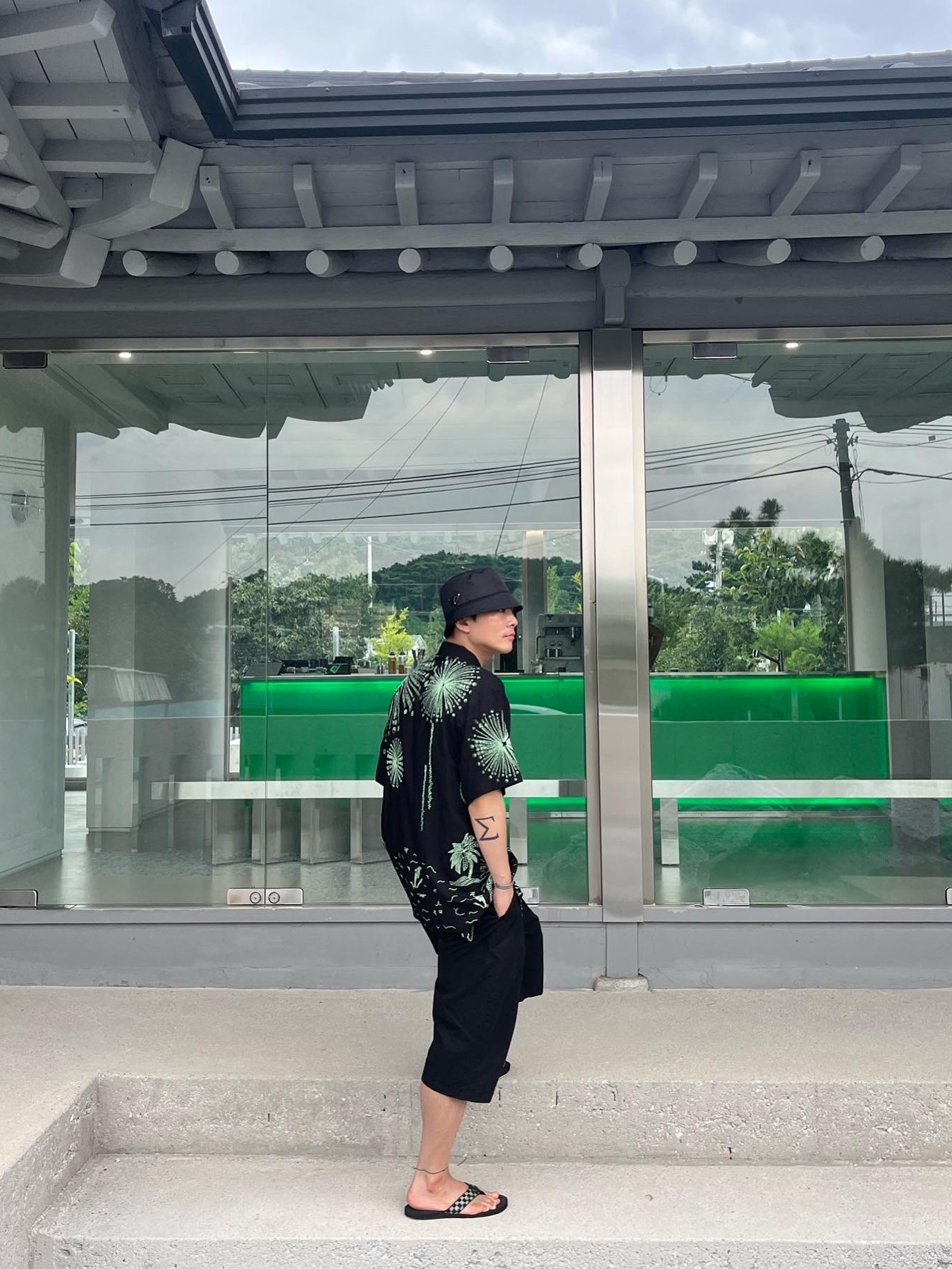 Prada Re-Nylon Bucket Hat Black 착용 스타일 - 2
