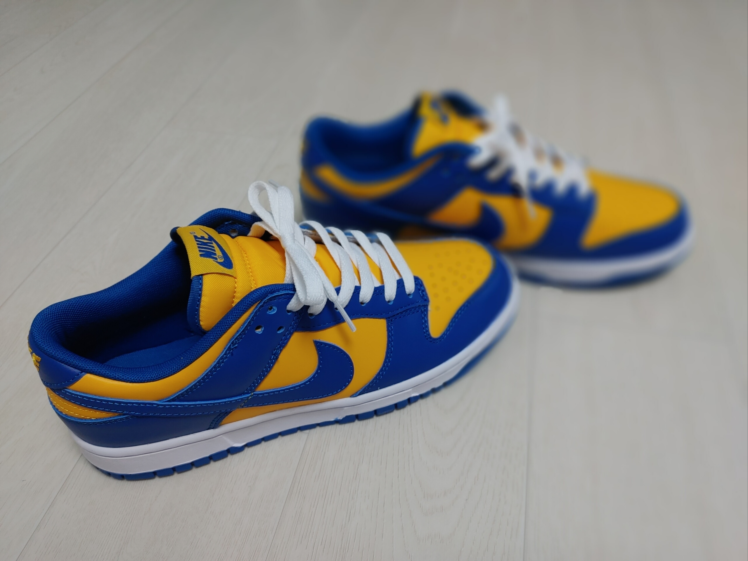 Nike Dunk Low Retro Blue Jay and University Gold 착용 스타일 - 3