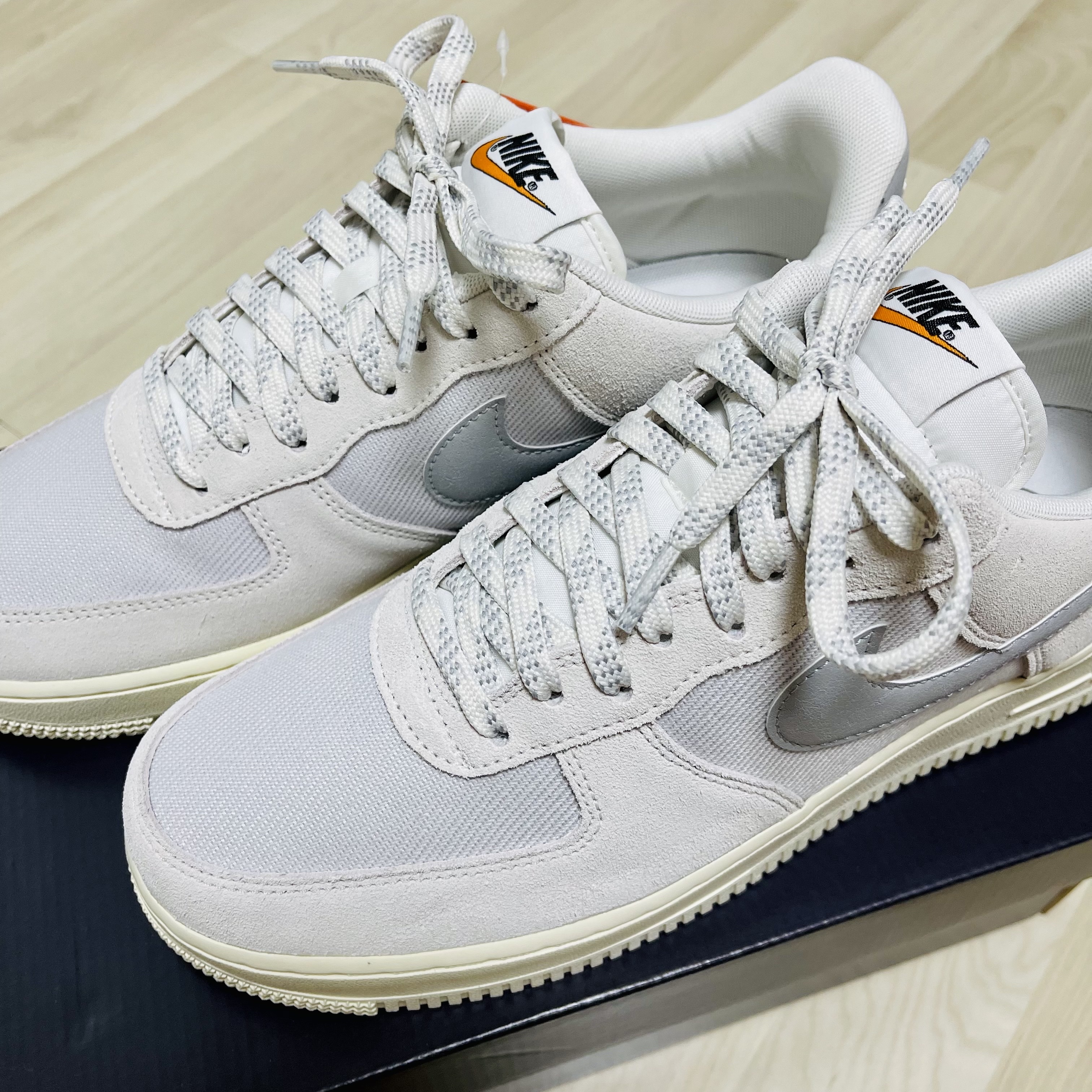 Nike Air Force 1 '07 LV8 Photon Dust and Sail 착용 스타일