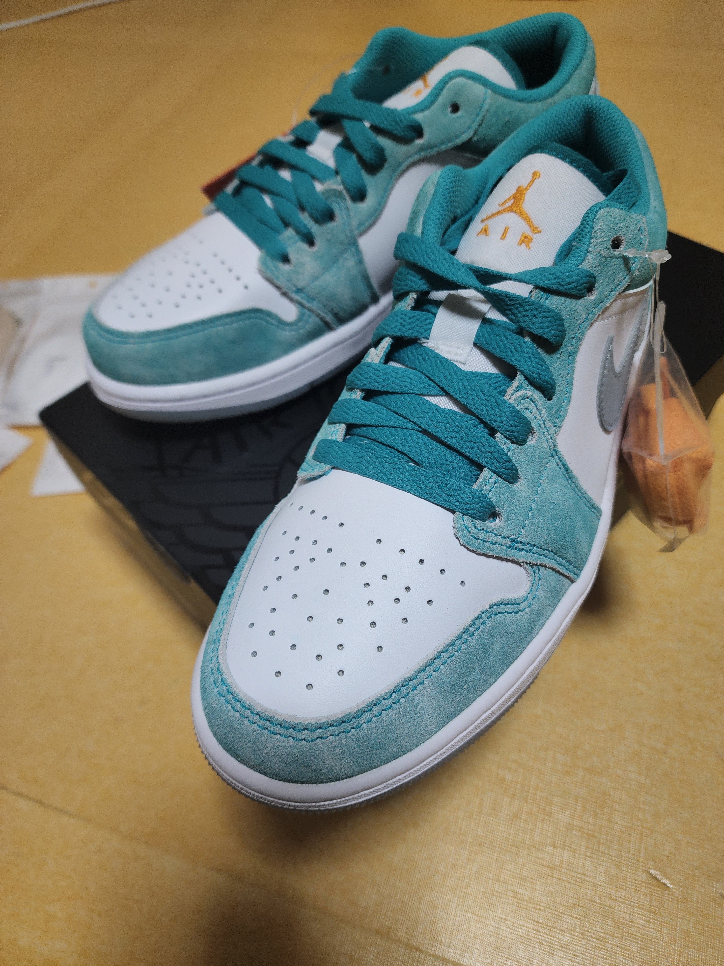 Jordan 1 Low SE New Emerald 착용 스타일 - 1