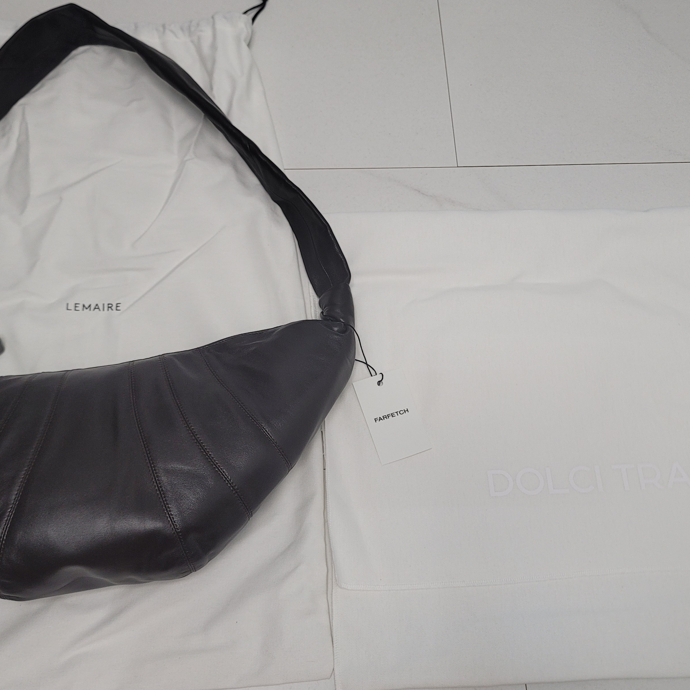 Lemaire Medium Croissant Bag Soft Nappa Leather Dark Chocolate, Lemaire Small Croissant Bag Soft Nappa Leather Dark Chocolate 착용 스타일 - 1