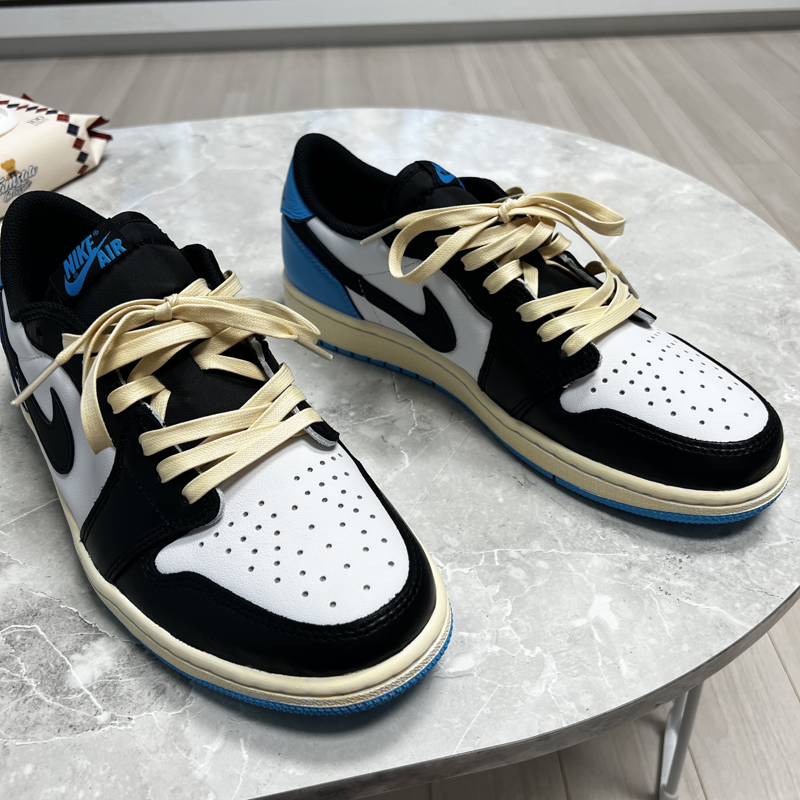 Jordan 1 Retro Low OG Black and Dark Powder Blue 착용 스타일