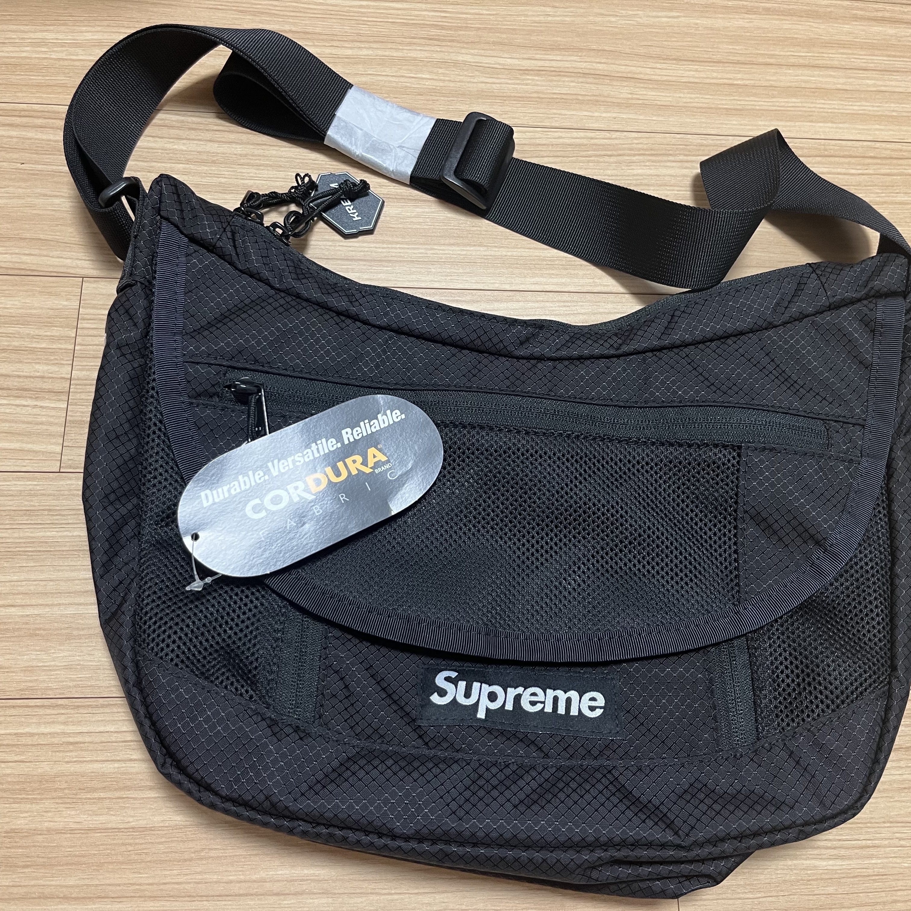 Supreme Small Messenger Bag Black - 22SS 착용 스타일