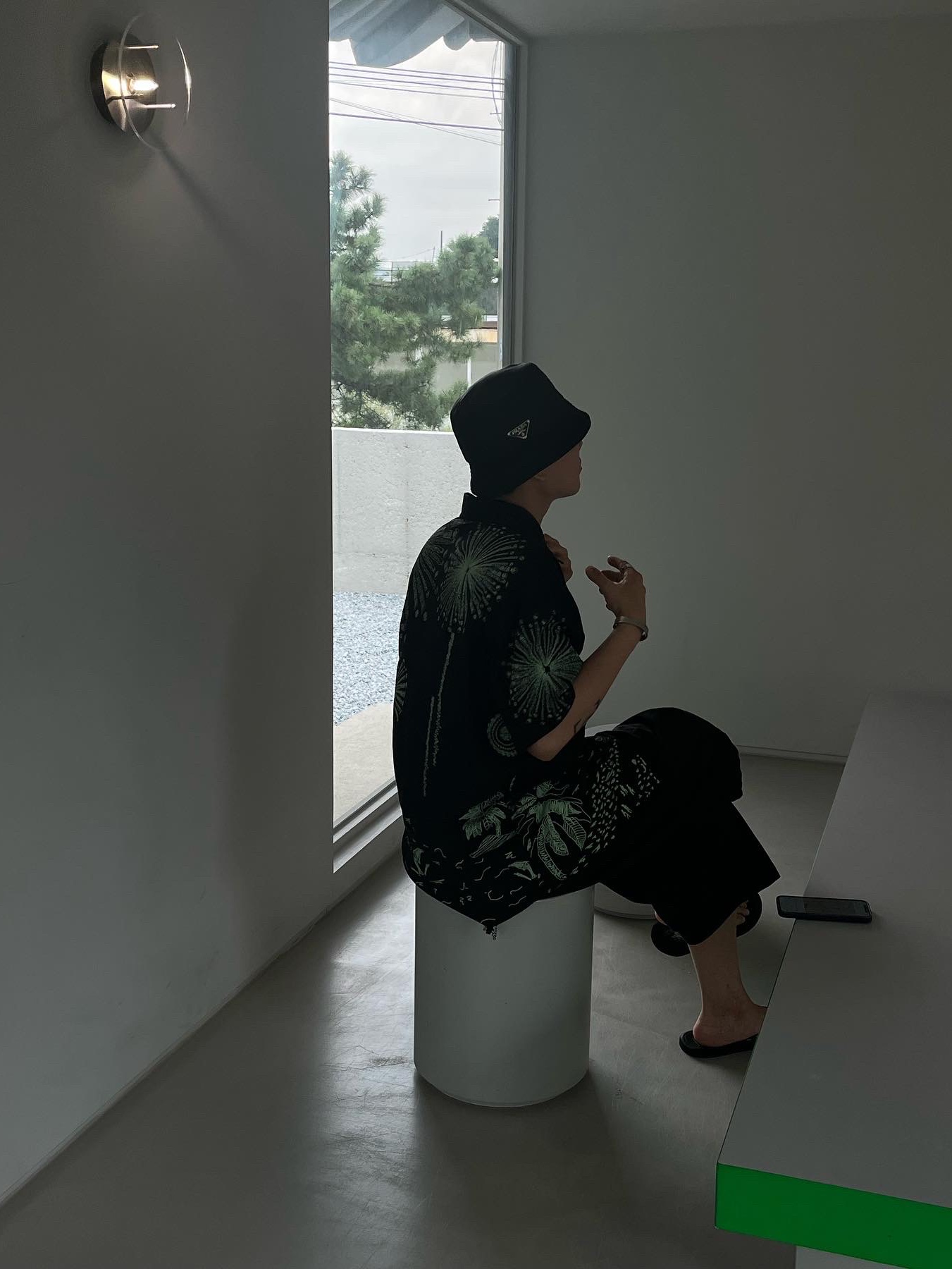 Prada Re-Nylon Bucket Hat Black 착용 스타일 - 4
