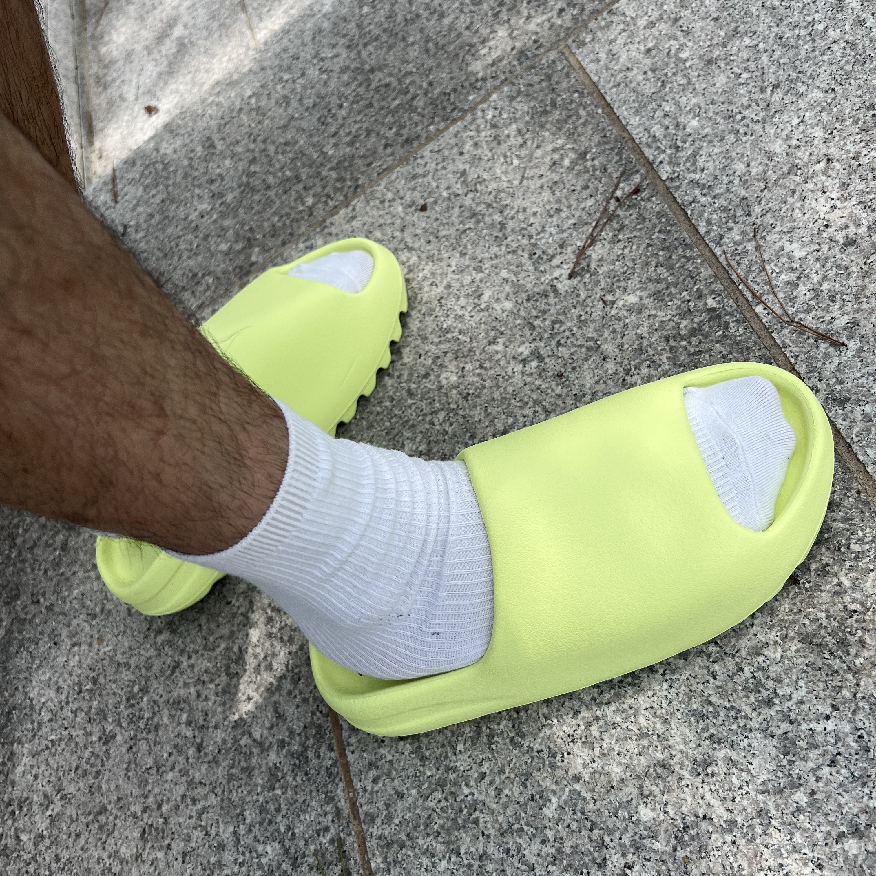 Adidas Yeezy Slide Glow Green 2022/2023 착용 스타일 - 3