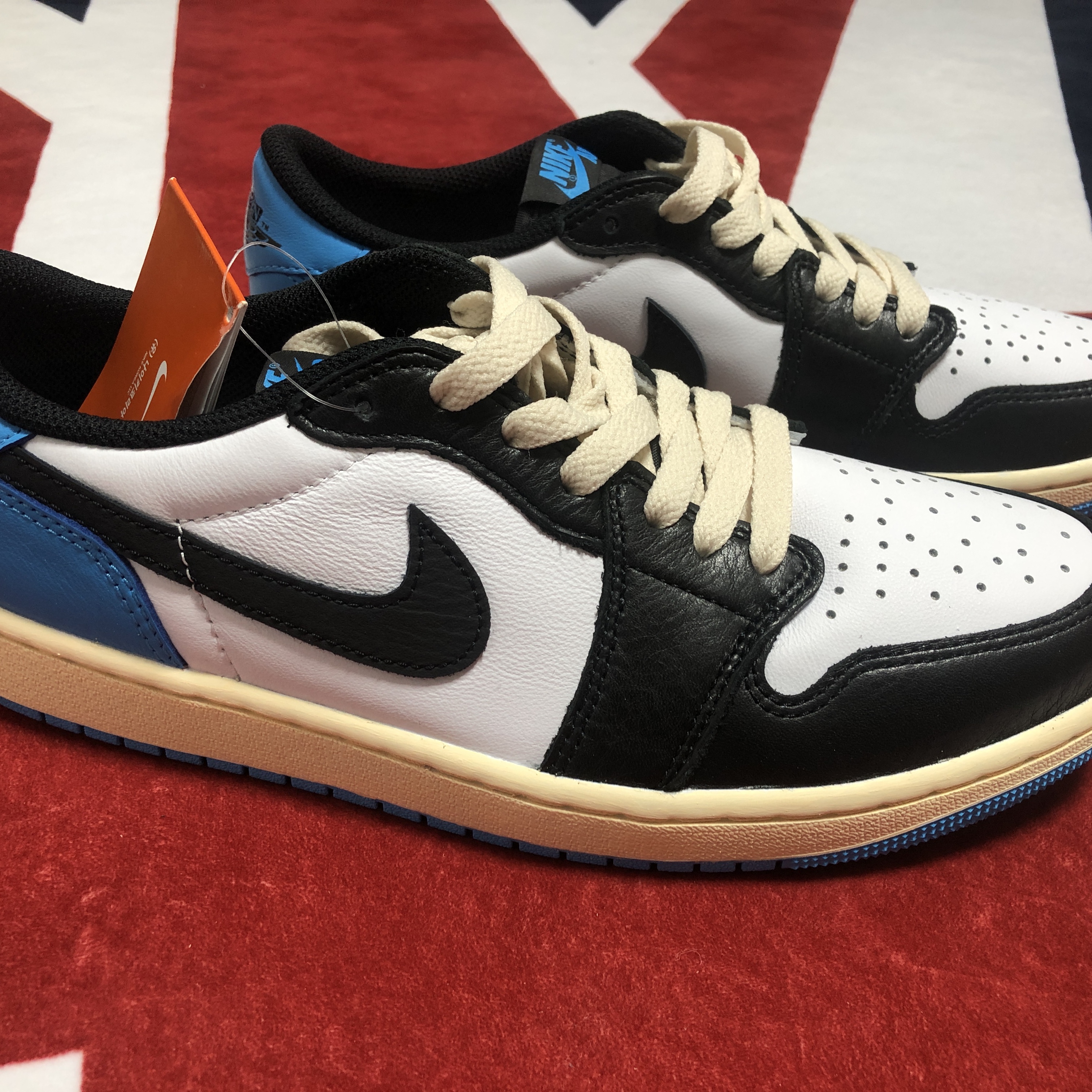 Jordan 1 Retro Low OG Black and Dark Powder Blue 착용 스타일 - 2