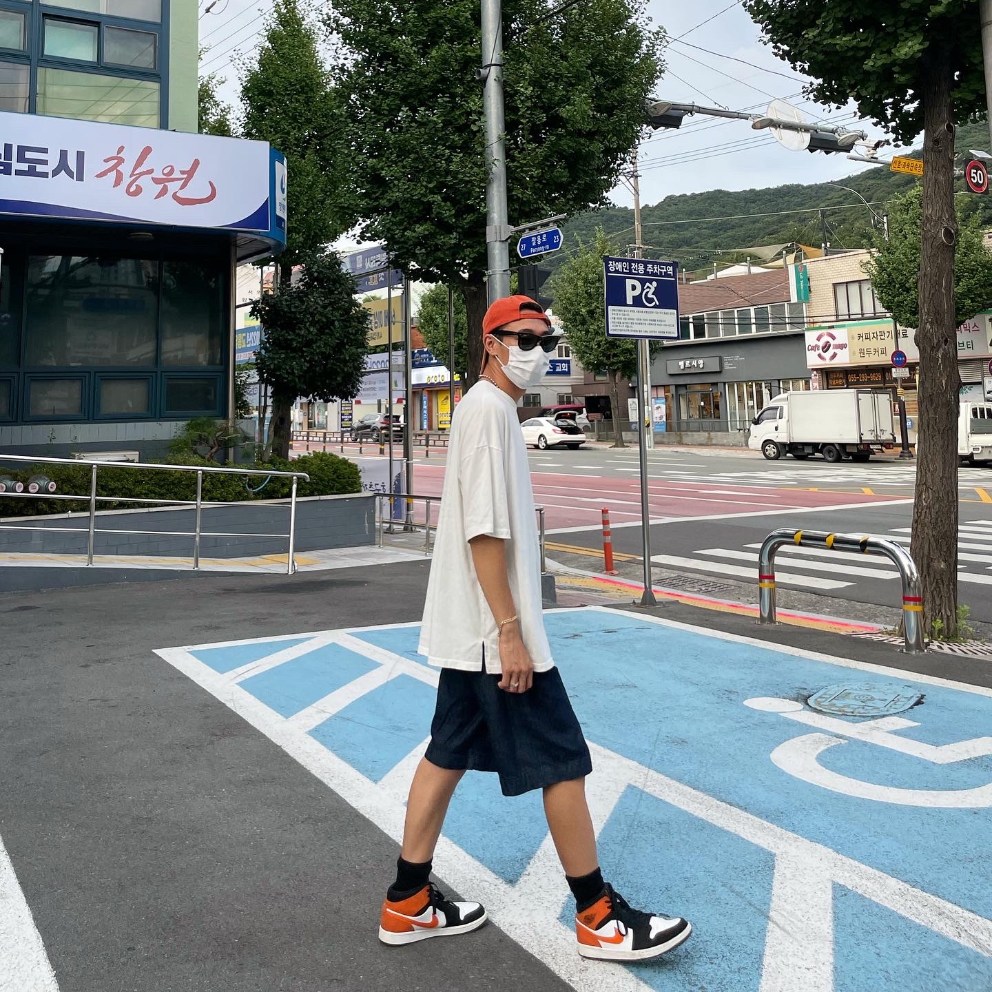 Jordan 1 Mid Shattered Backboard 착용 스타일 - 1