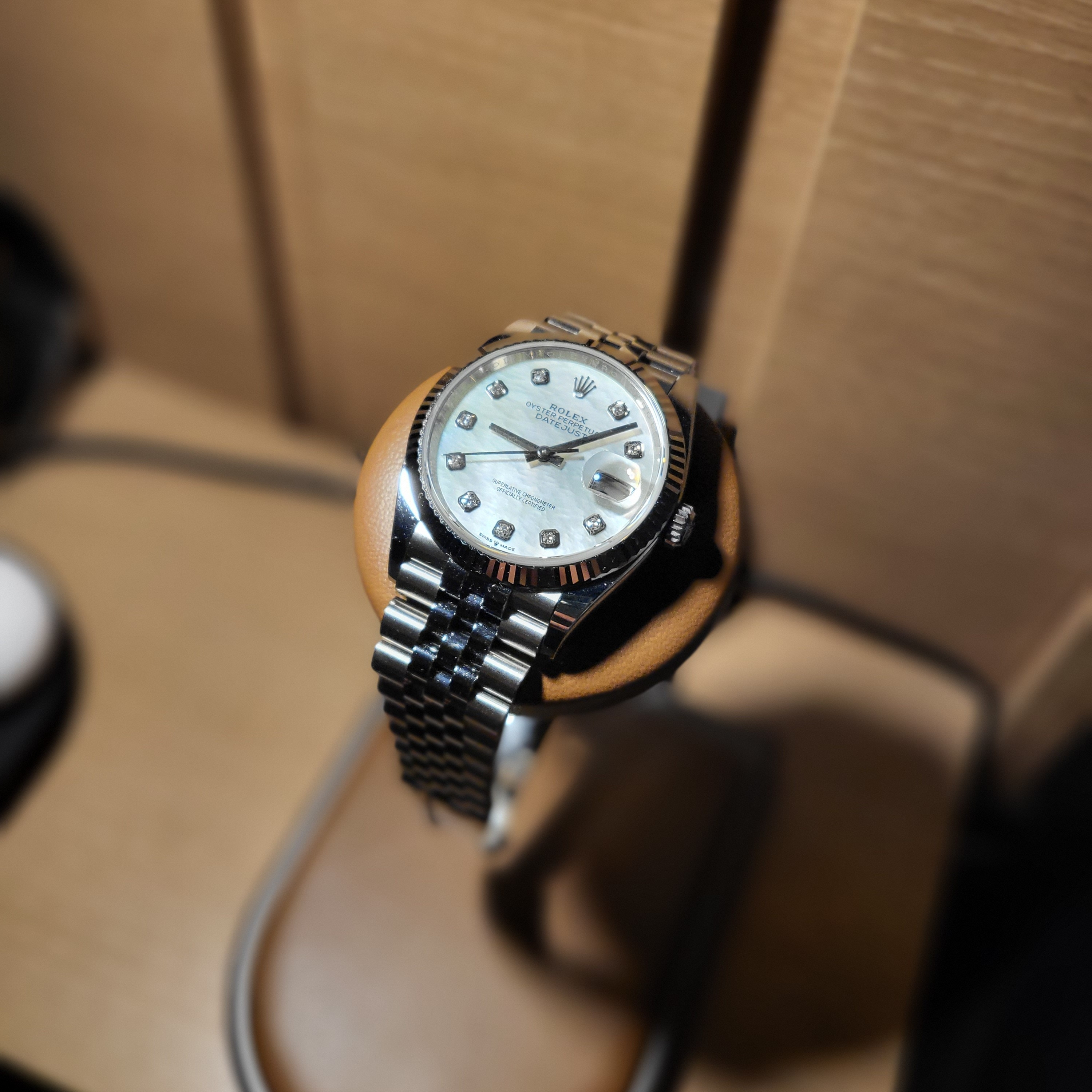 Rolex Datejust 41mm 126334 MoP Diamond-Set Jubilee 착용 스타일